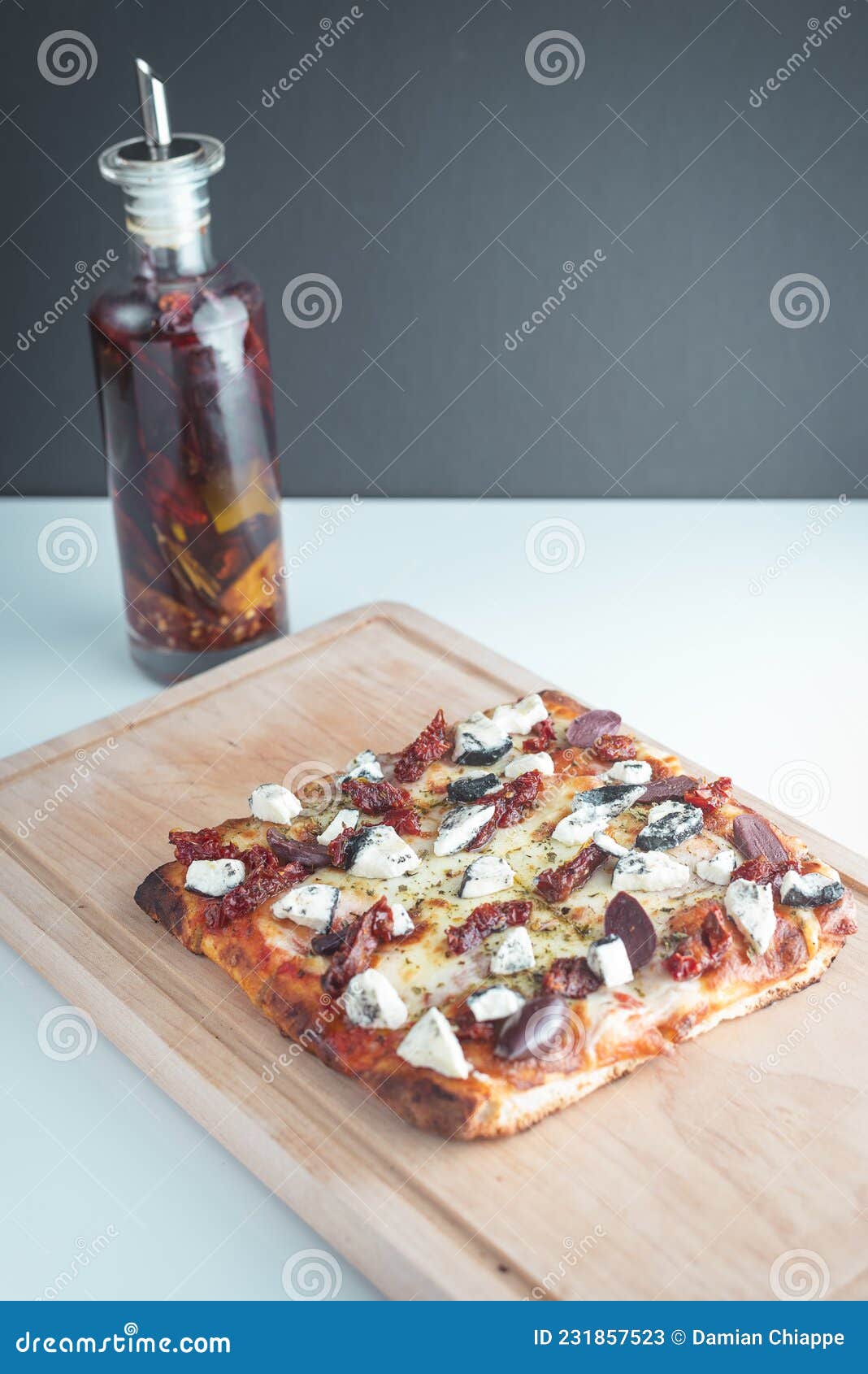 Pizza Cuadrada Pequeña Con Mozzarella Queso De Cabra Deshidratada Tomate Y  Aceitunas Negras Imagen de archivo - Imagen de salsa, pimienta: 231857523