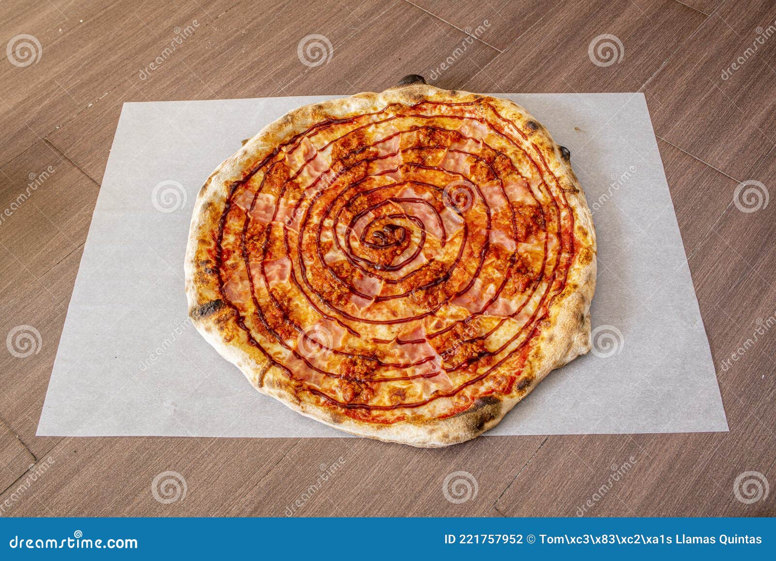 Pizza De Costra Delgada Con Tocino Y Receta De Salsa De Barbacoa Foto de  archivo - Imagen de barbacoa, comida: 221757952