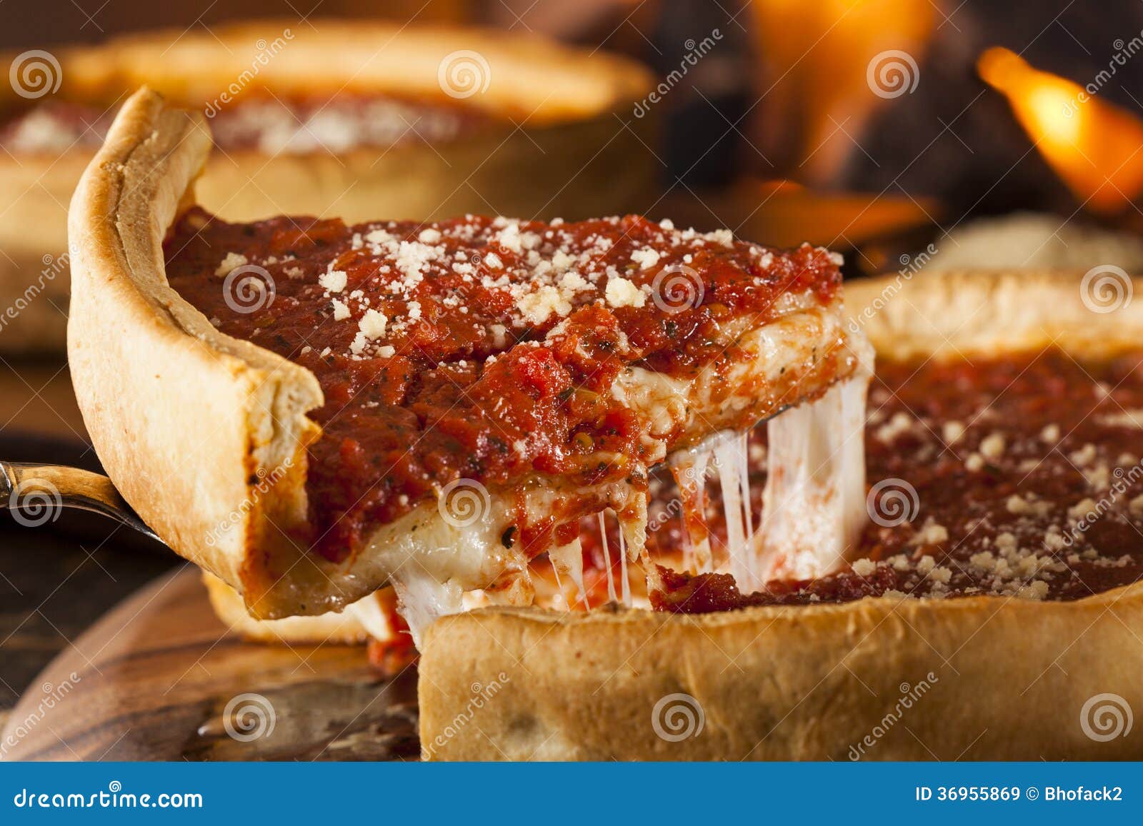 Pizza De Queijo Profunda Do Prato Do Estilo De Chicago Imagem de Stock