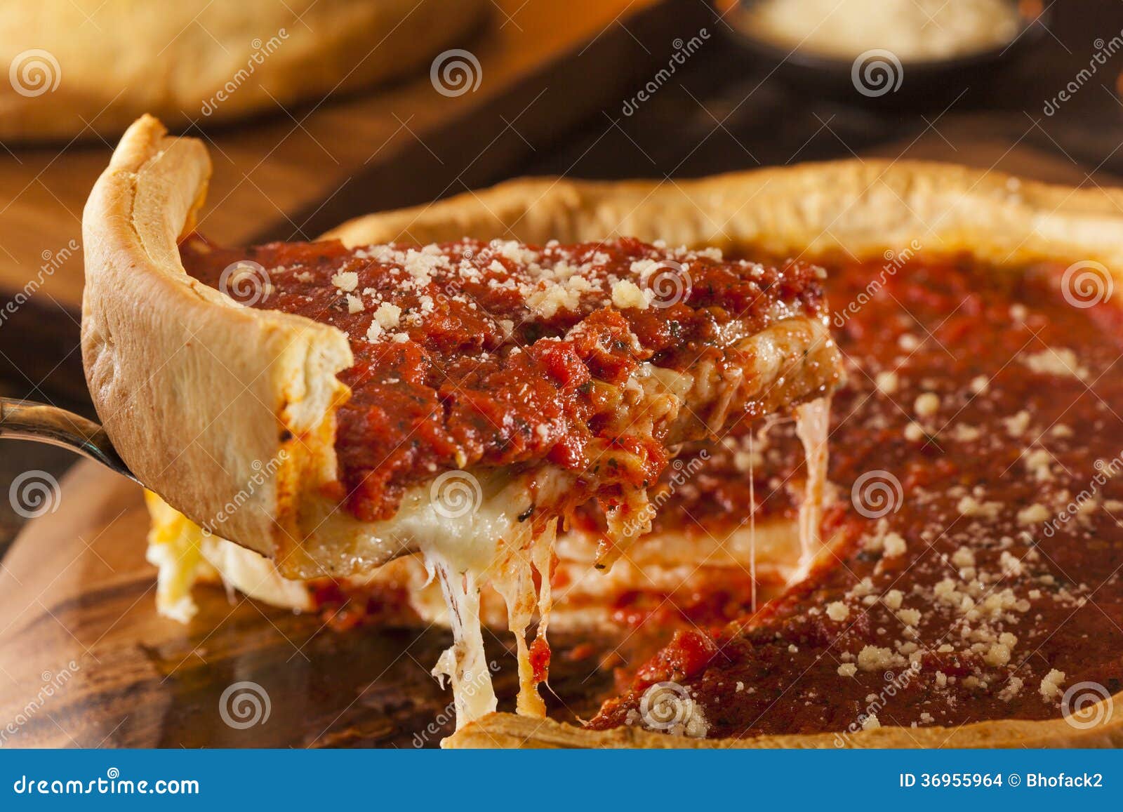 Pizza De Queijo Profunda Do Prato Do Estilo De Chicago Foto de Stock