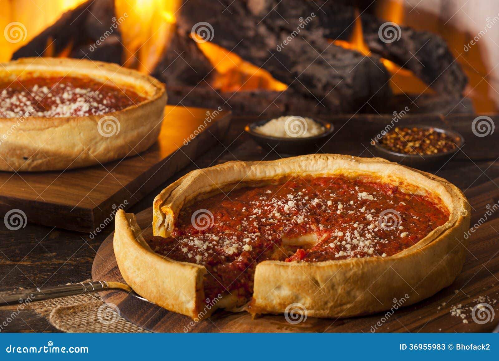 Pizza De Queijo Profunda Do Prato Do Estilo De Chicago Imagem de Stock