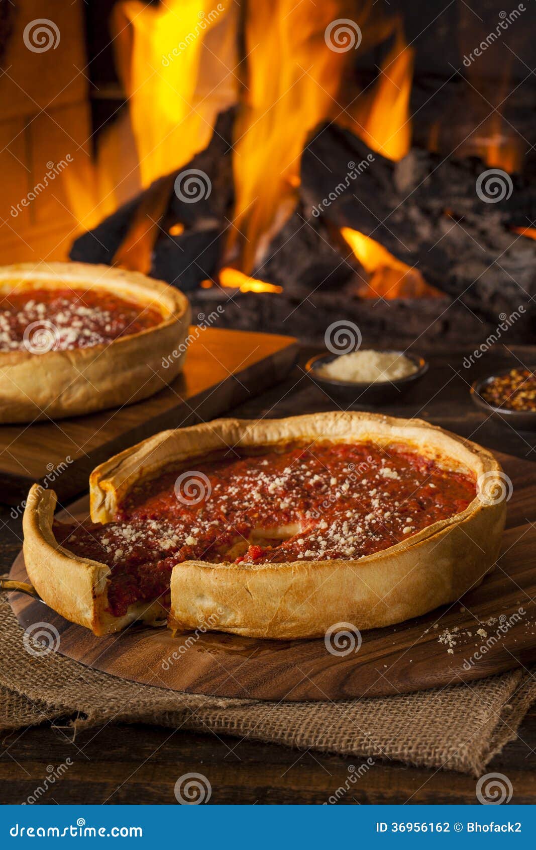 Pizza De Queijo Profunda Do Prato Do Estilo De Chicago Foto de Stock