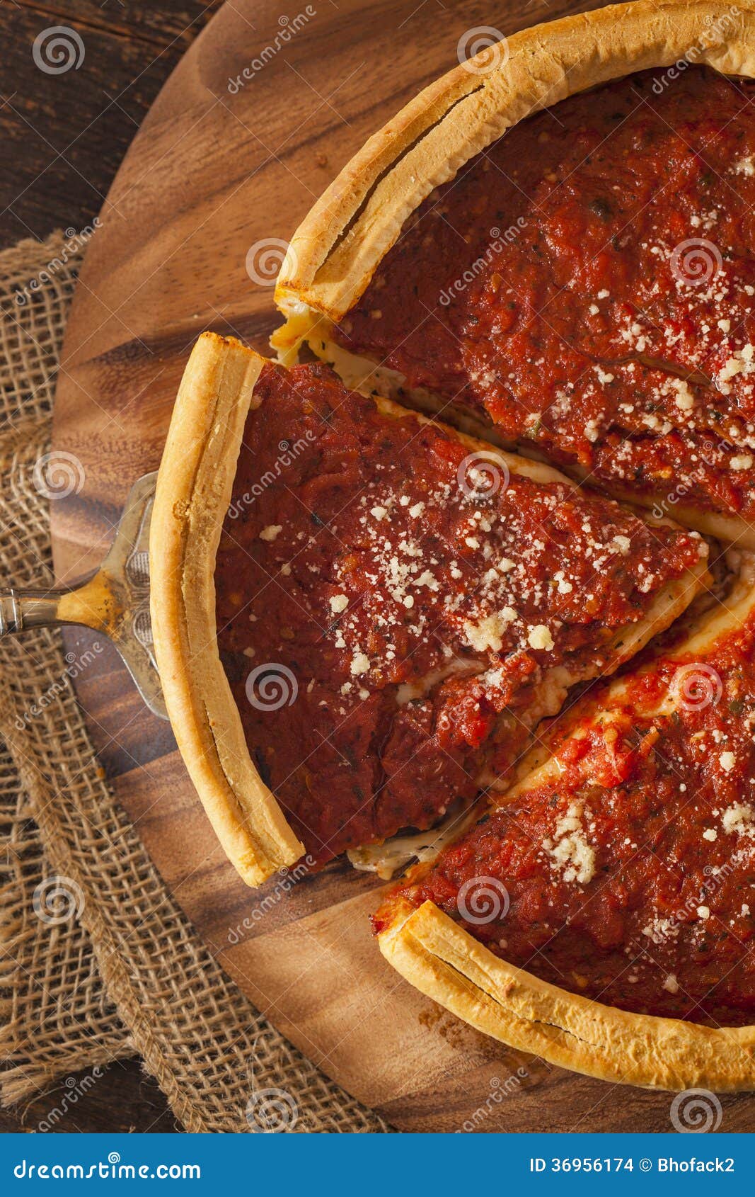 Pizza De Queijo Profunda Do Prato Do Estilo De Chicago Foto de Stock