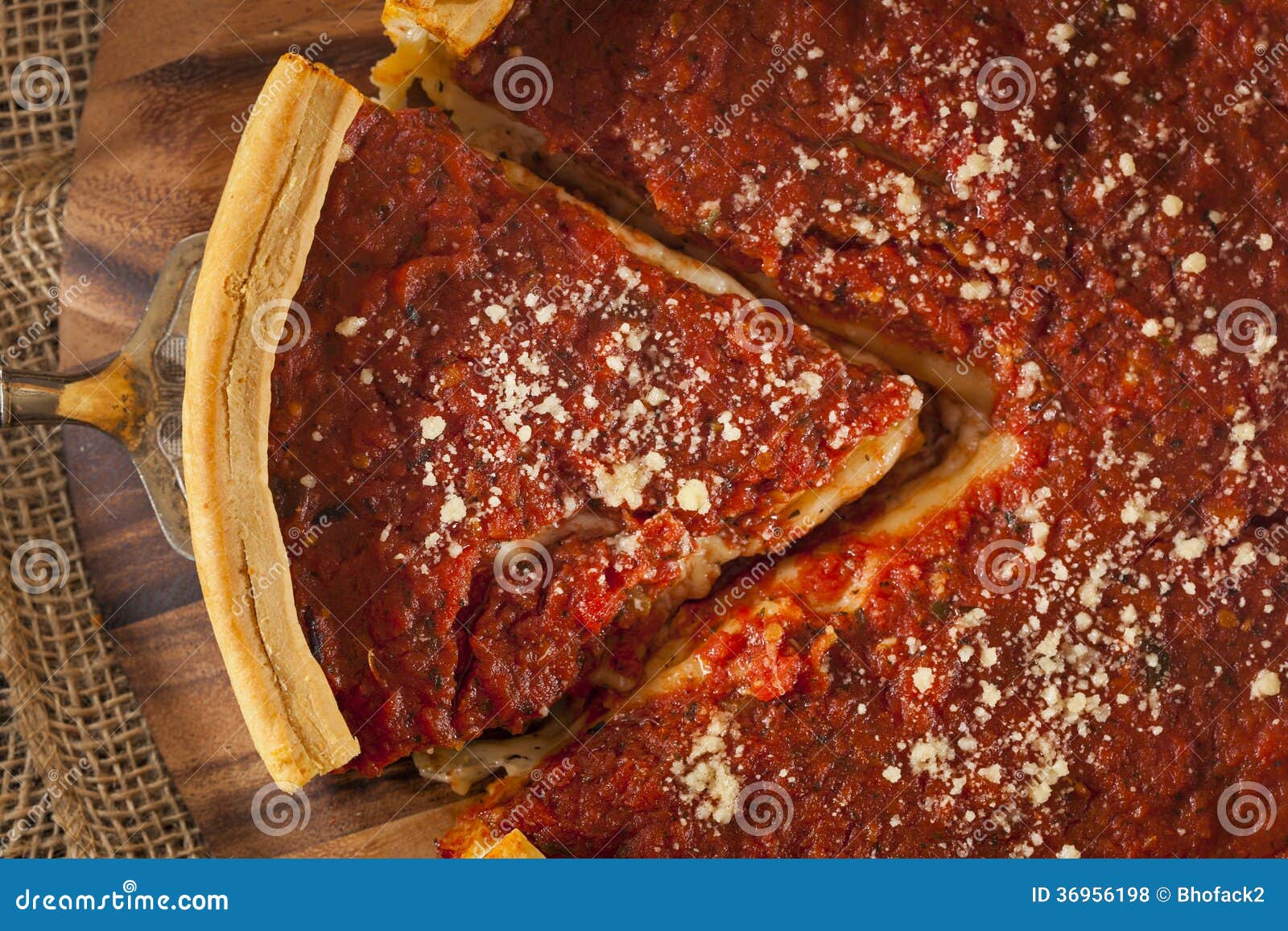 Pizza De Queijo Profunda Do Prato Do Estilo De Chicago Foto de Stock