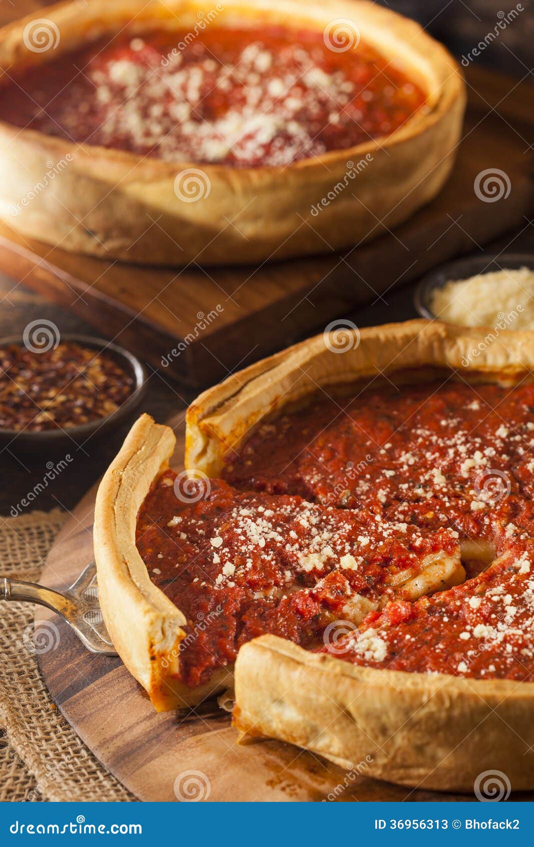 Pizza De Queijo Profunda Do Prato Do Estilo De Chicago Imagem de Stock