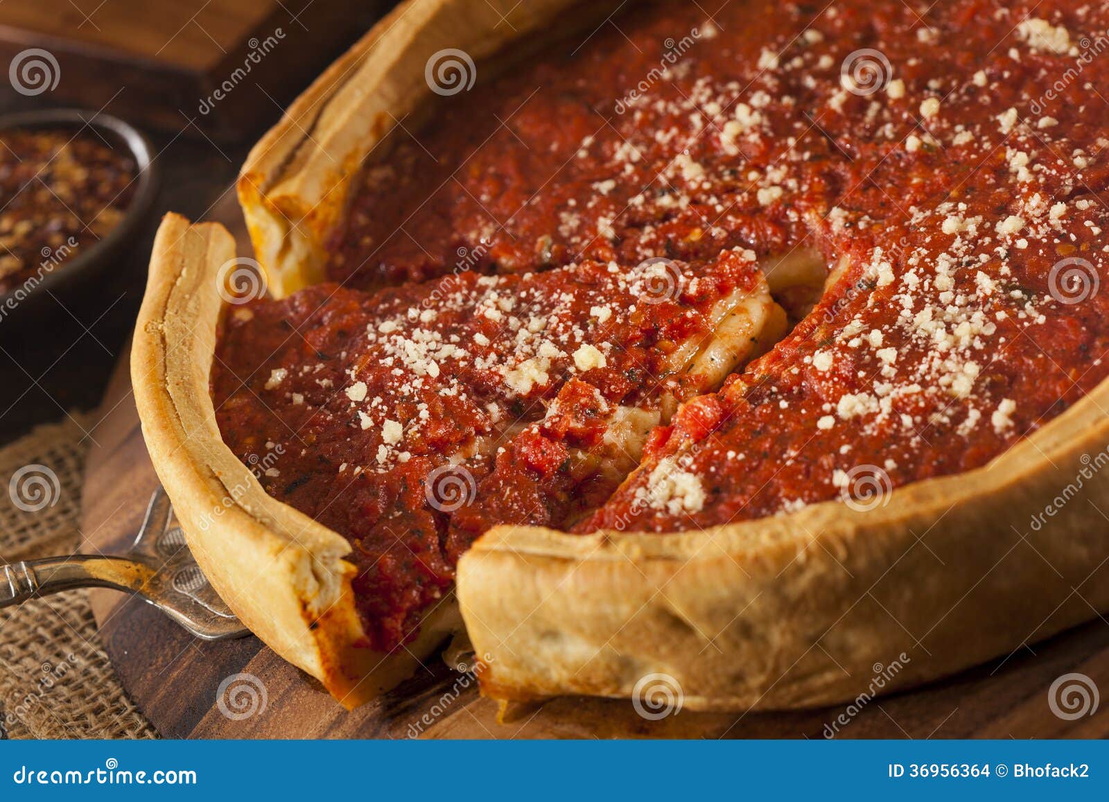 Pizza De Queijo Profunda Do Prato Do Estilo De Chicago Foto de Stock