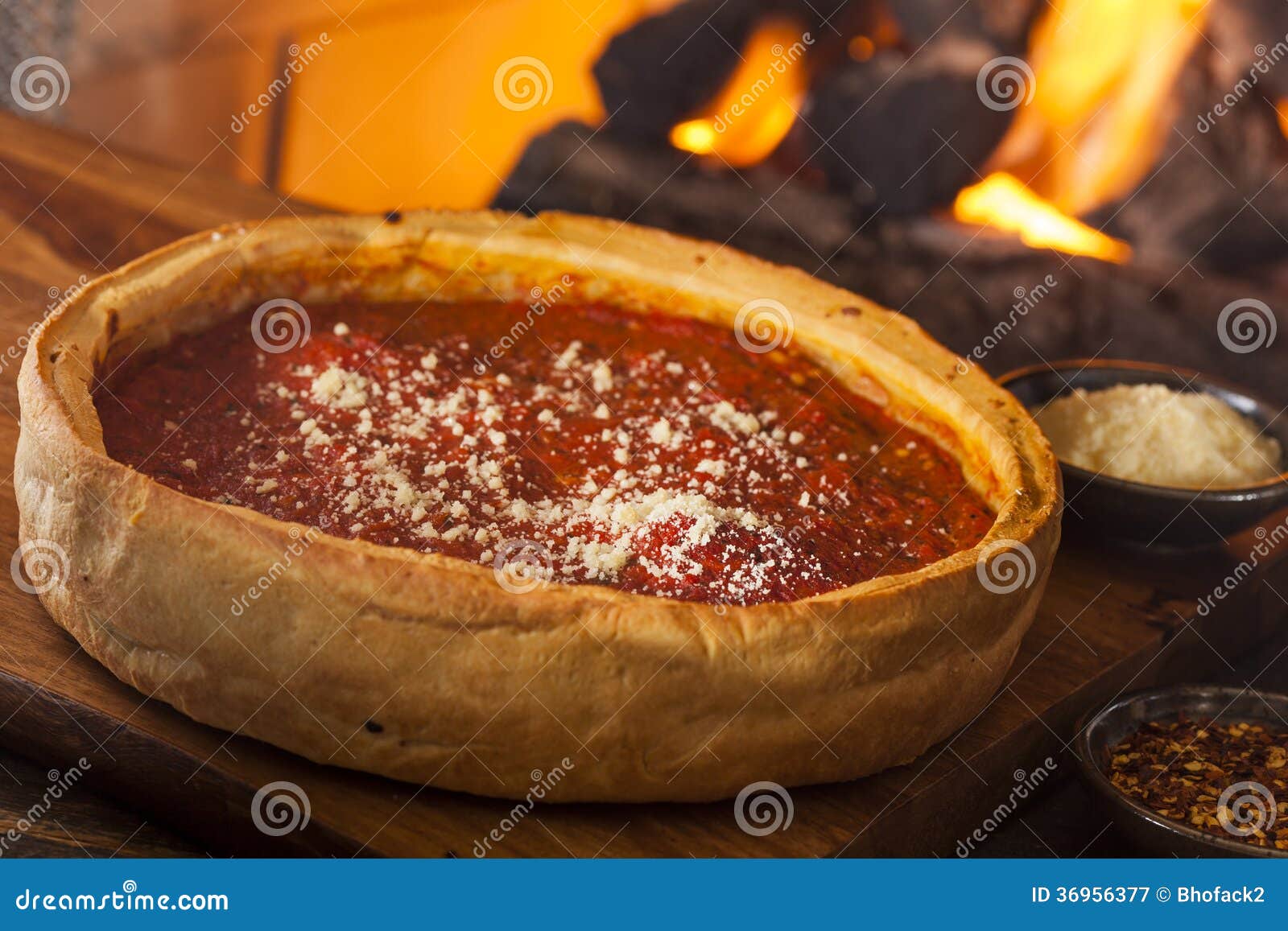 Pizza De Queijo Profunda Do Prato Do Estilo De Chicago Imagem de Stock
