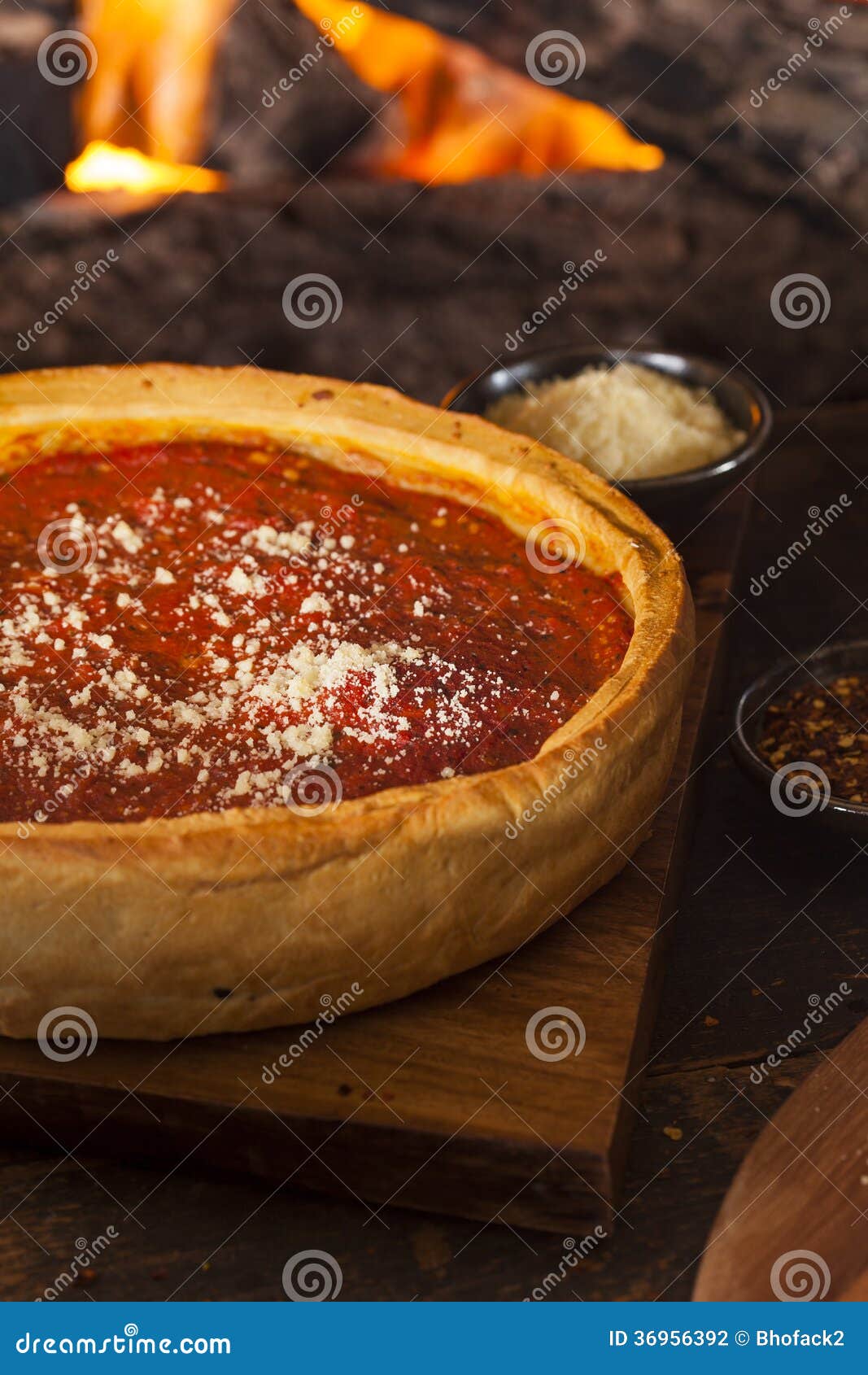 Pizza De Queijo Profunda Do Prato Do Estilo De Chicago Foto de Stock