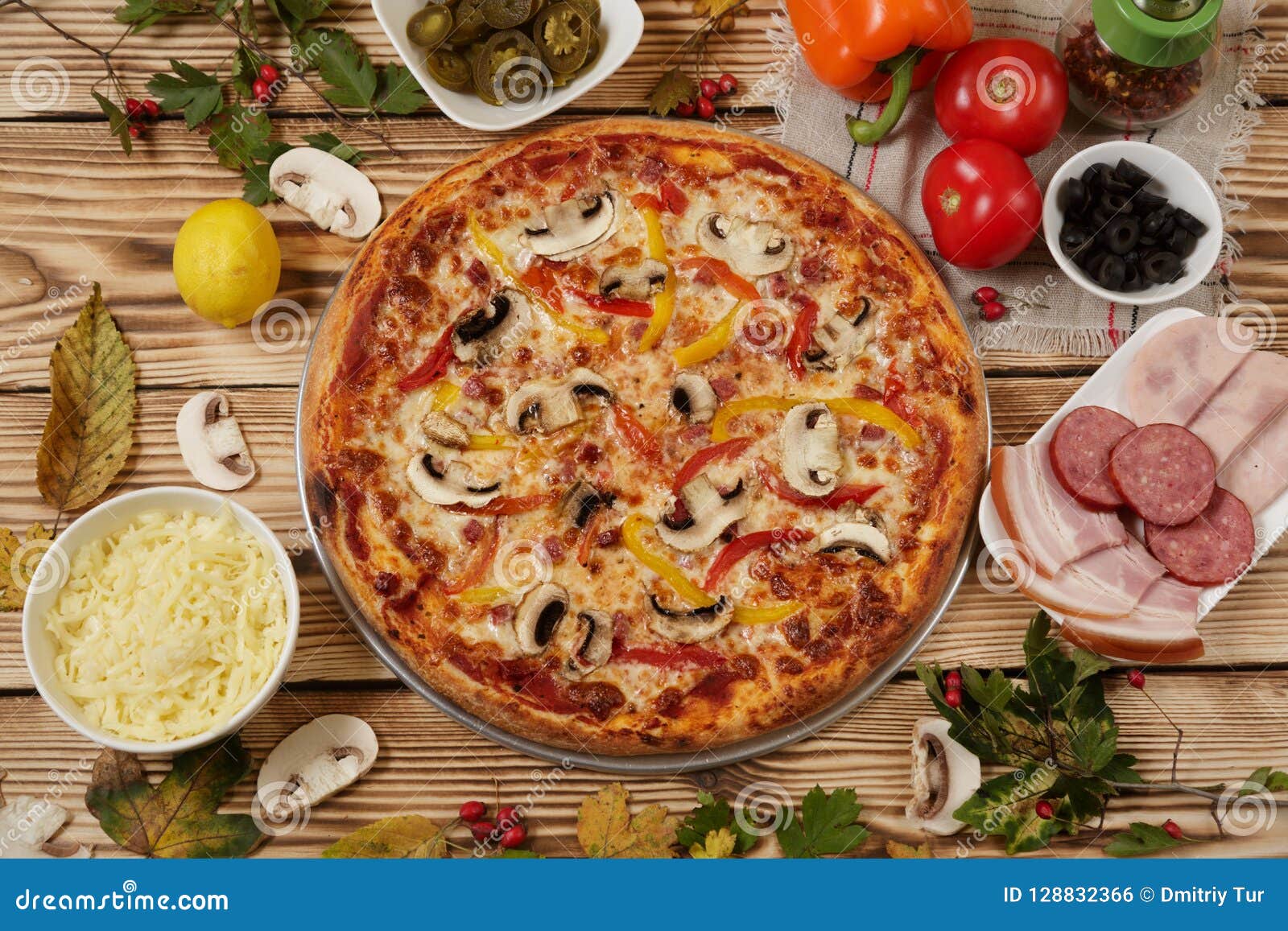Pizza De Salchicha Italiana Con Los Ingredientes Foto de archivo - Imagen  de brillante, setas: 128832366
