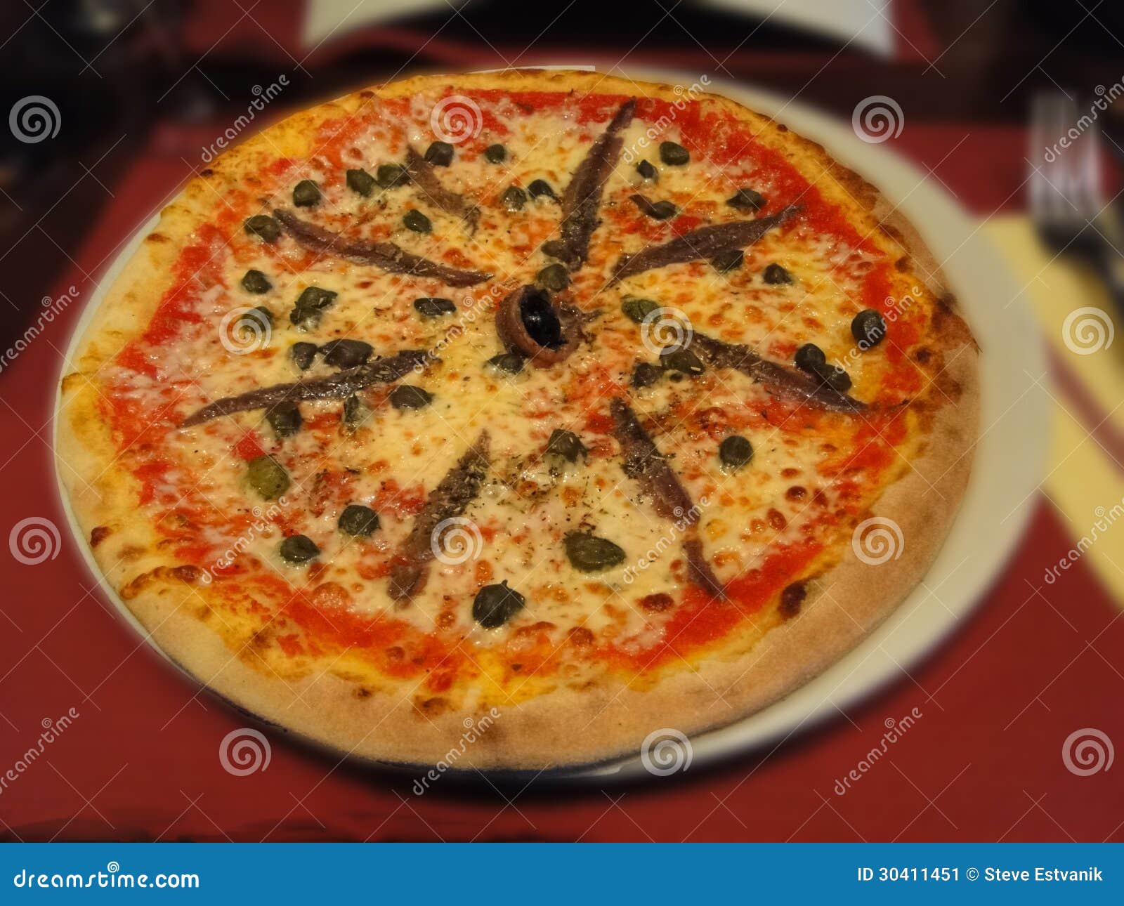 Pizza Dell'oliva E Dell'acciuga Per Pranzo in Un Bistrot Francese