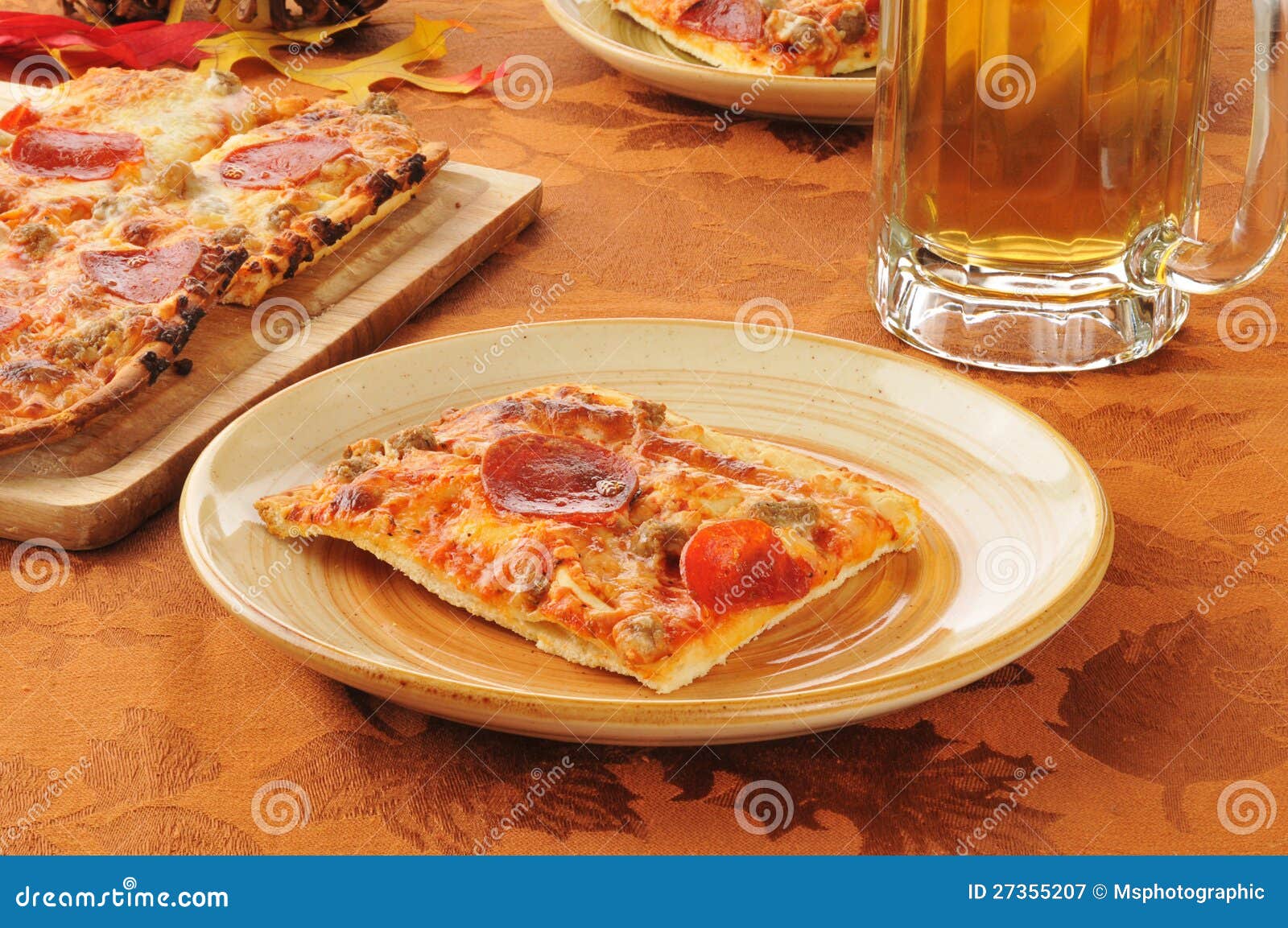 Pizza e birra di merguez immagine stock. Immagine di taglio 27355207