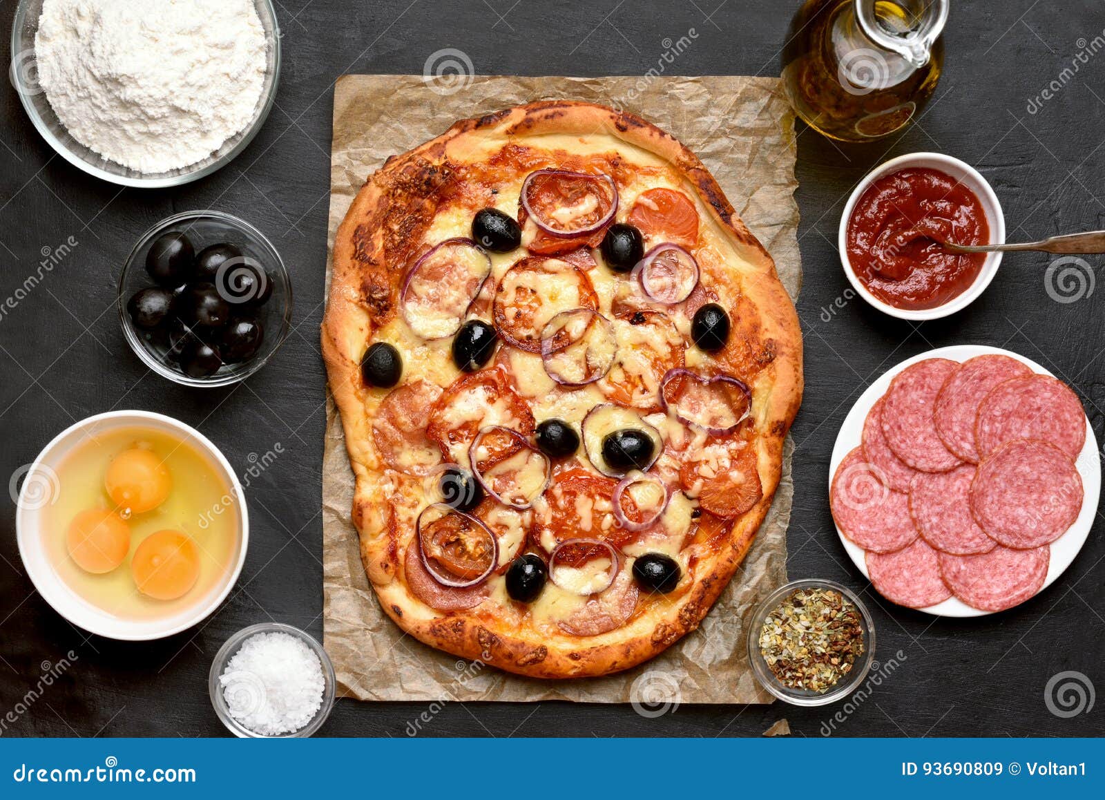 Pizza ed ingredienti immagine stock. Immagine di naughty 93690809