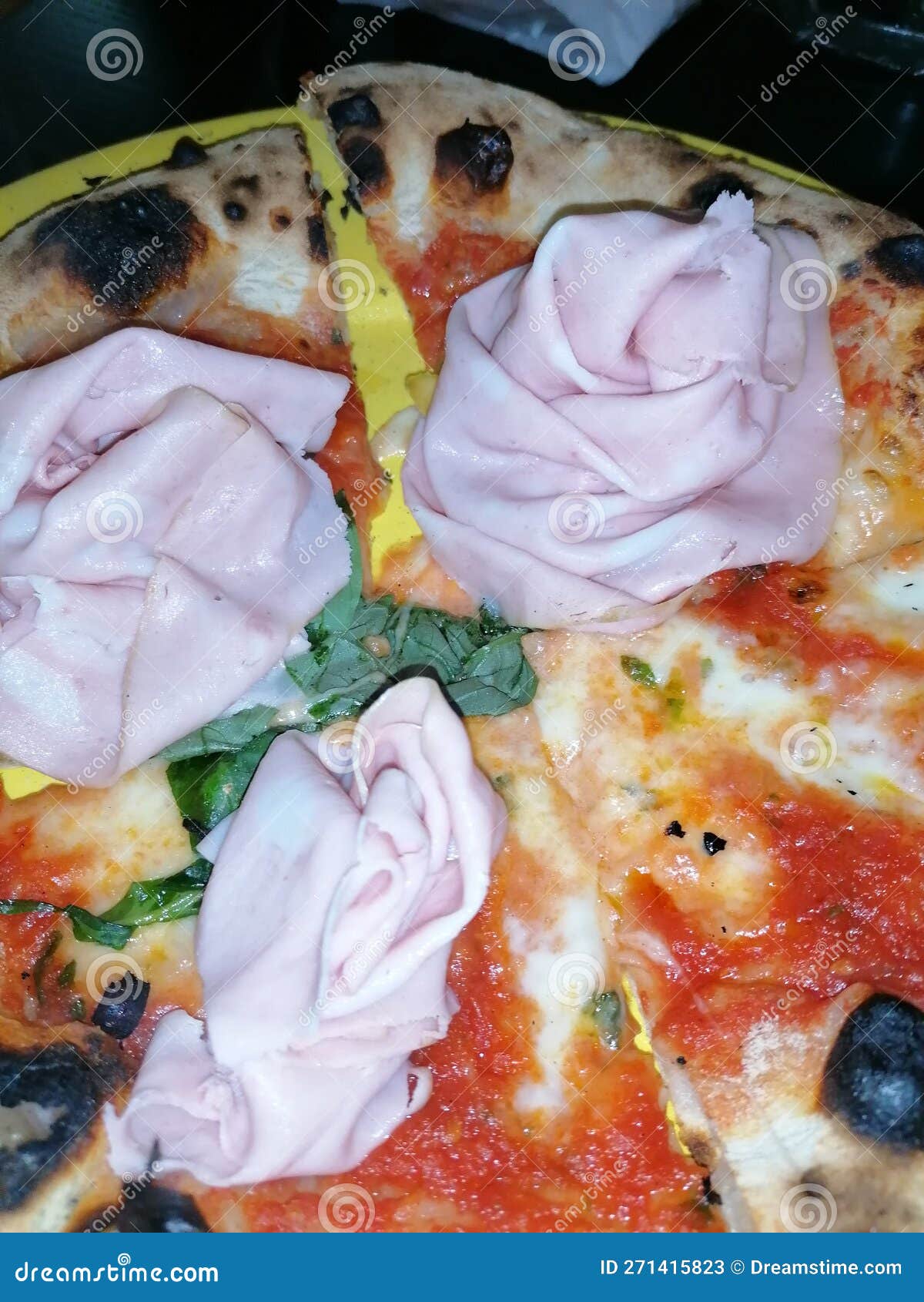 pizza fatta in casa con gli amici. pizza casalinga. pizza italiana. pizza margherita.