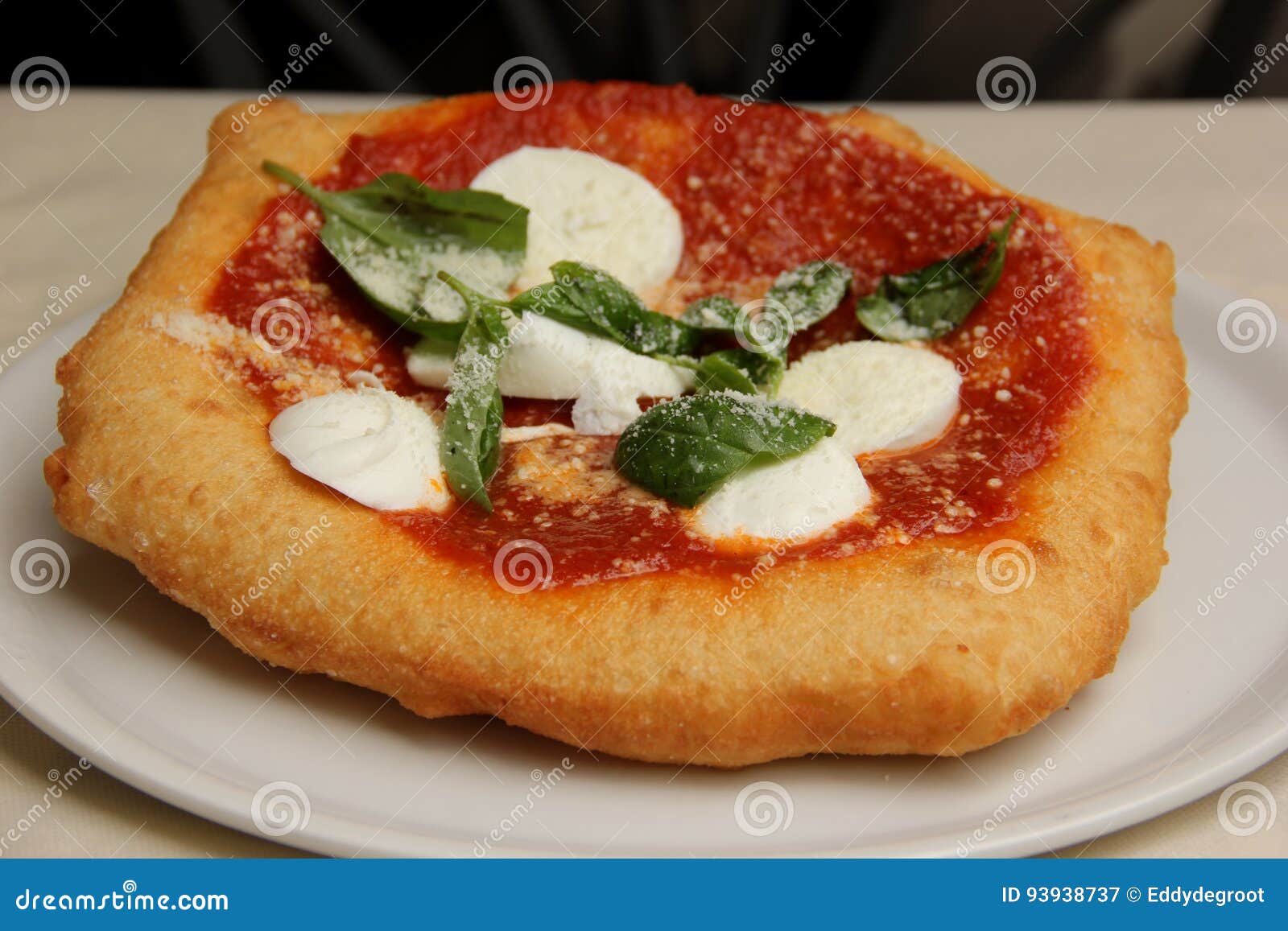 Pizza fritta immagine stock. Immagine di casalingo, europa 93938737