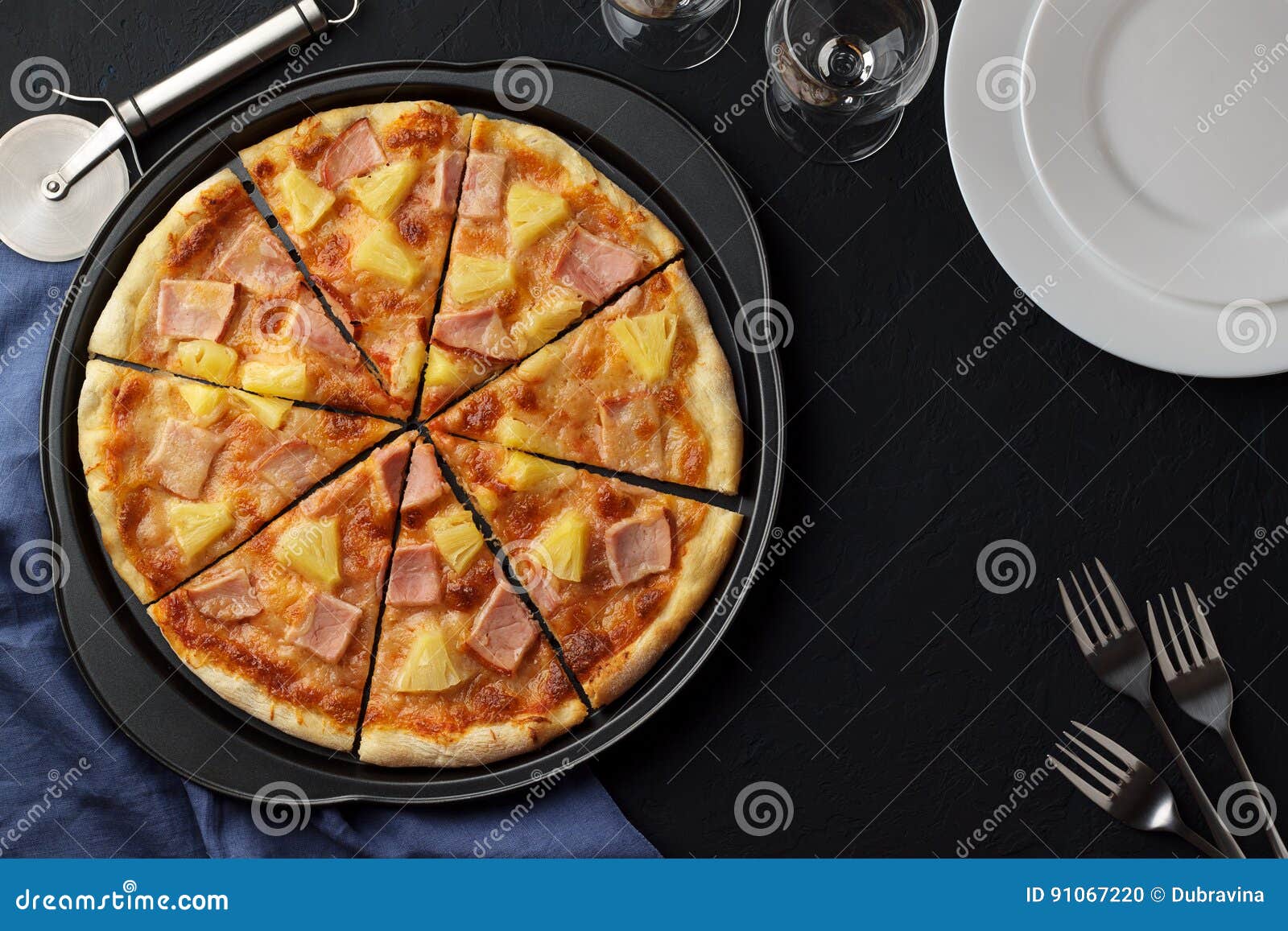 Pizza Italiana Com Carne De Pato E Ananás Numa Caixa Aberta Sobre Um  Conceito De Entrega De Fundo Ciano Imagem de Stock - Imagem de gostoso,  abacaxi: 241916017