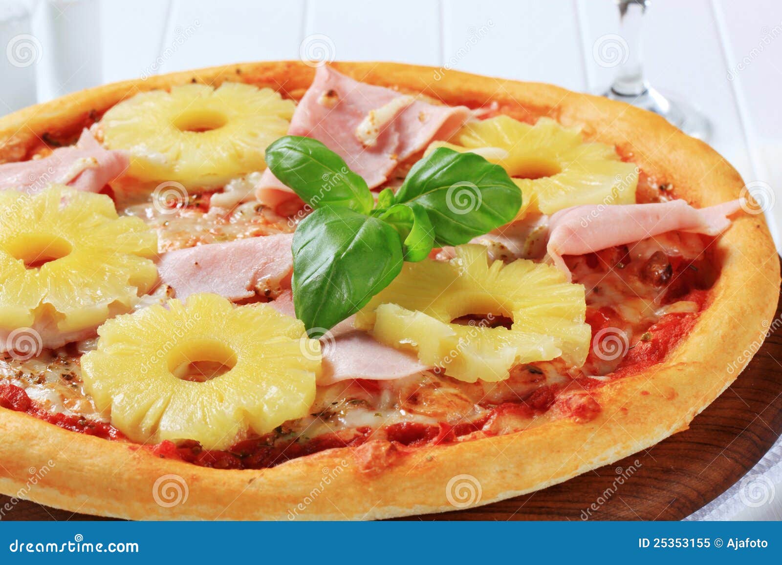 Pizza Hawai immagine stock. Immagine di pomodoro, pranzo - 25353155