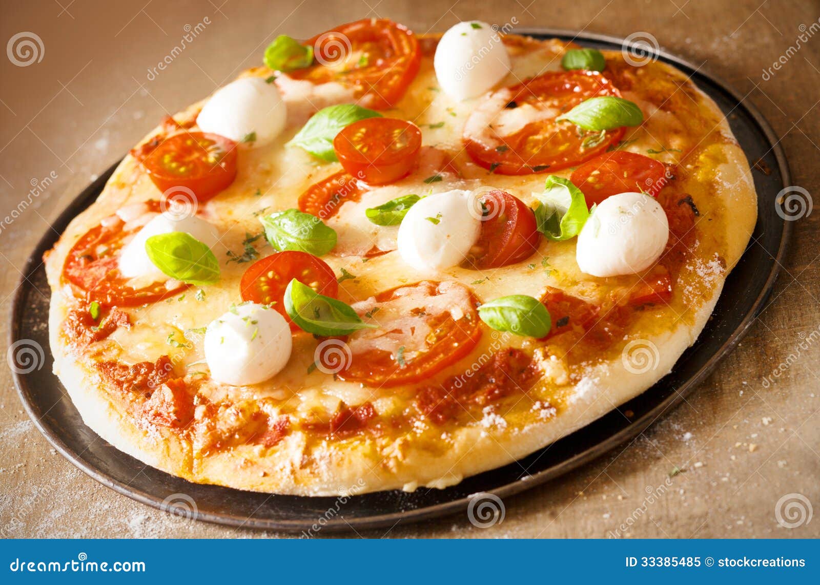 Pizza italiana con queso de la mozzarella. Pizza italiana crujiente de oro cocida fresca con queso, el tomate y la albahaca de la mozzarella en el queso y la pasta de tomate derretidos