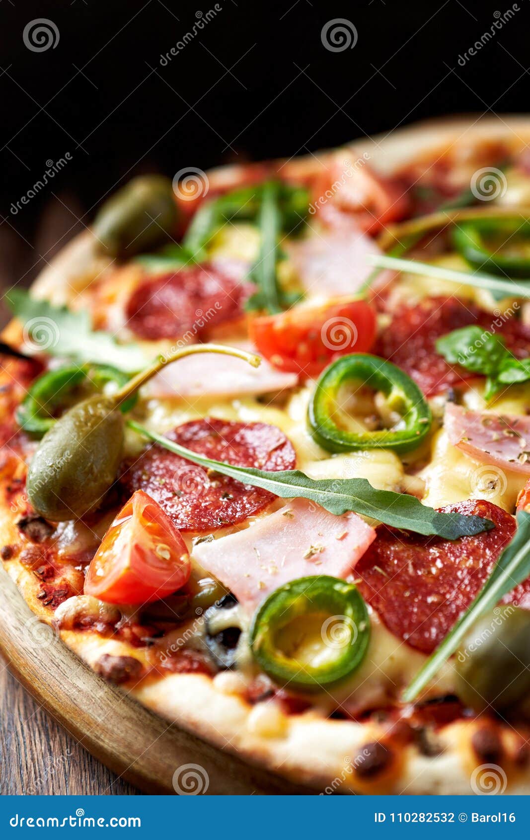 Pizza met salami en ham stock foto. Image of pizza, bruin 110282532