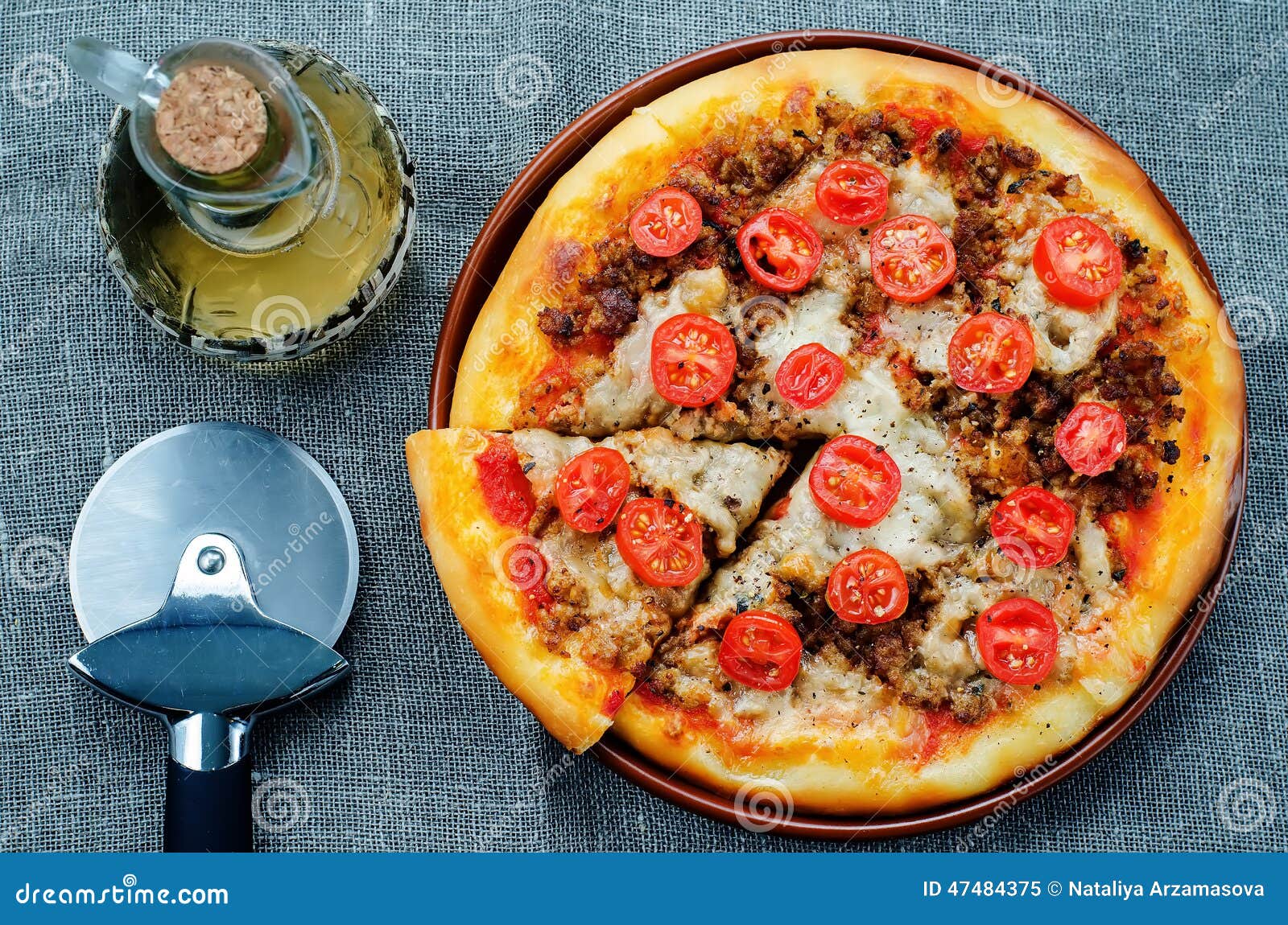 Pizza Mit Fleisch, Mozzarella Und Tomaten Stockbild - Bild von ... Pizza Mit Fleisch, Mozzarella Und Tomaten Stockbild - Bild von ...