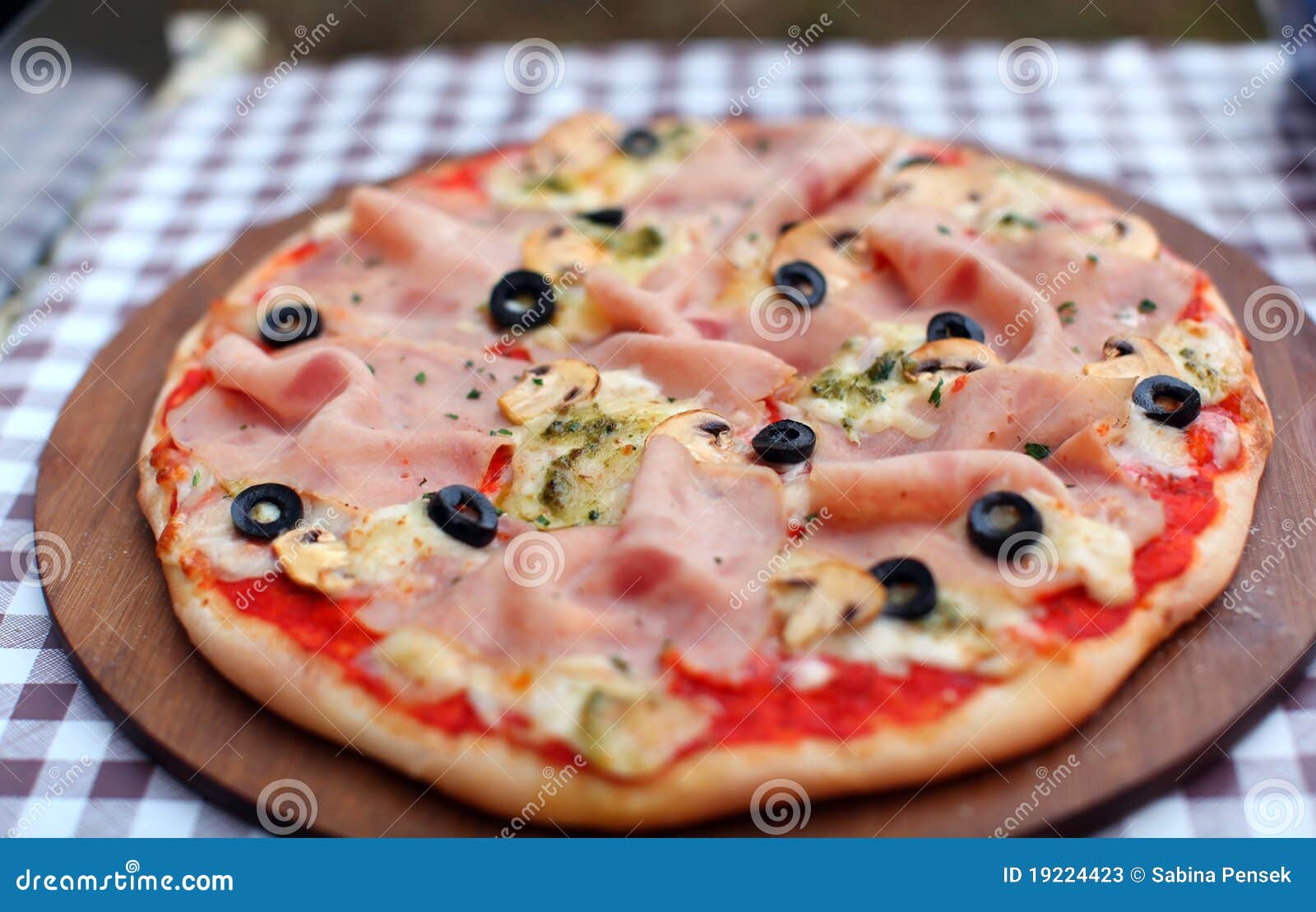 Pizza Mit Frischem Schinken, Mozzarella Und Schwarzen Oliven Stockbild ... Pizza Mit Frischem Schinken, Mozzarella Und Schwarzen Oliven Stockbild ...