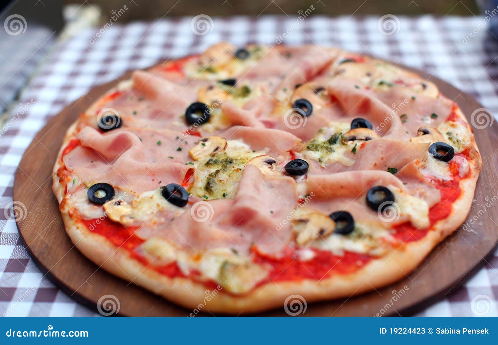 Pizza Mit Frischem Schinken, Mozzarella Und Schwarzen Oliven Stockbild ...