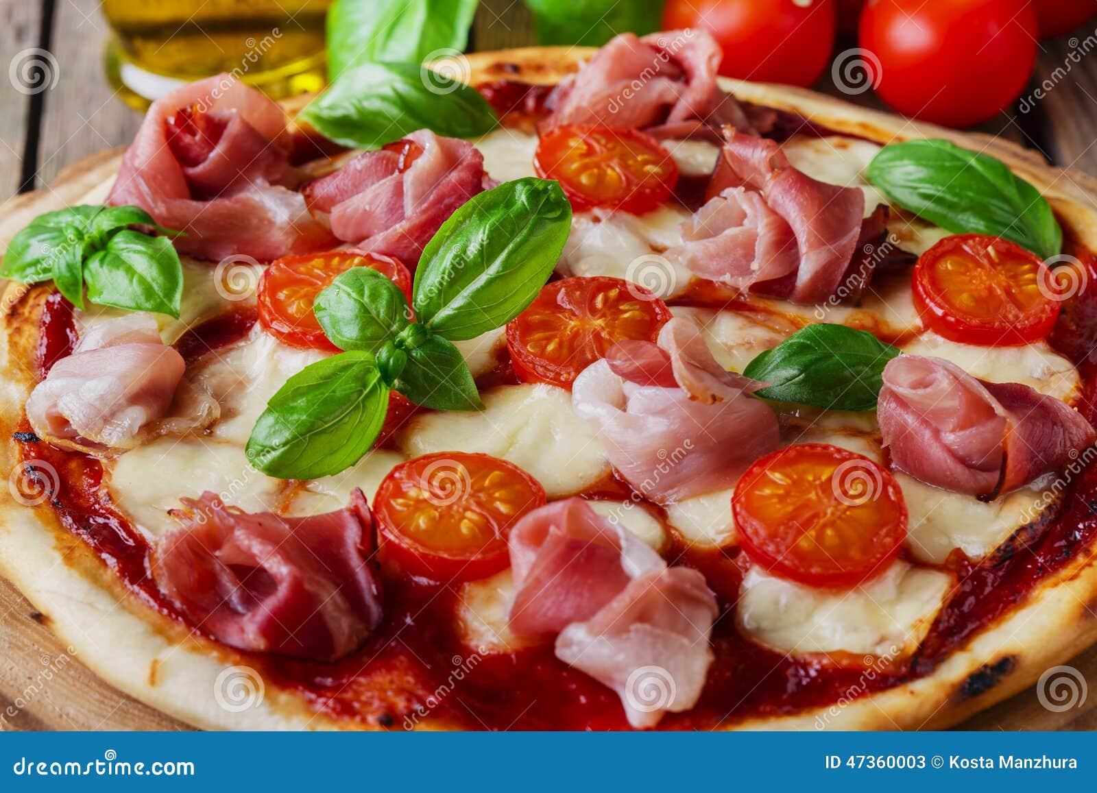 Pizza Mit Mozzarella Und Prosciutto Stockbild - Bild von mittagessen ...