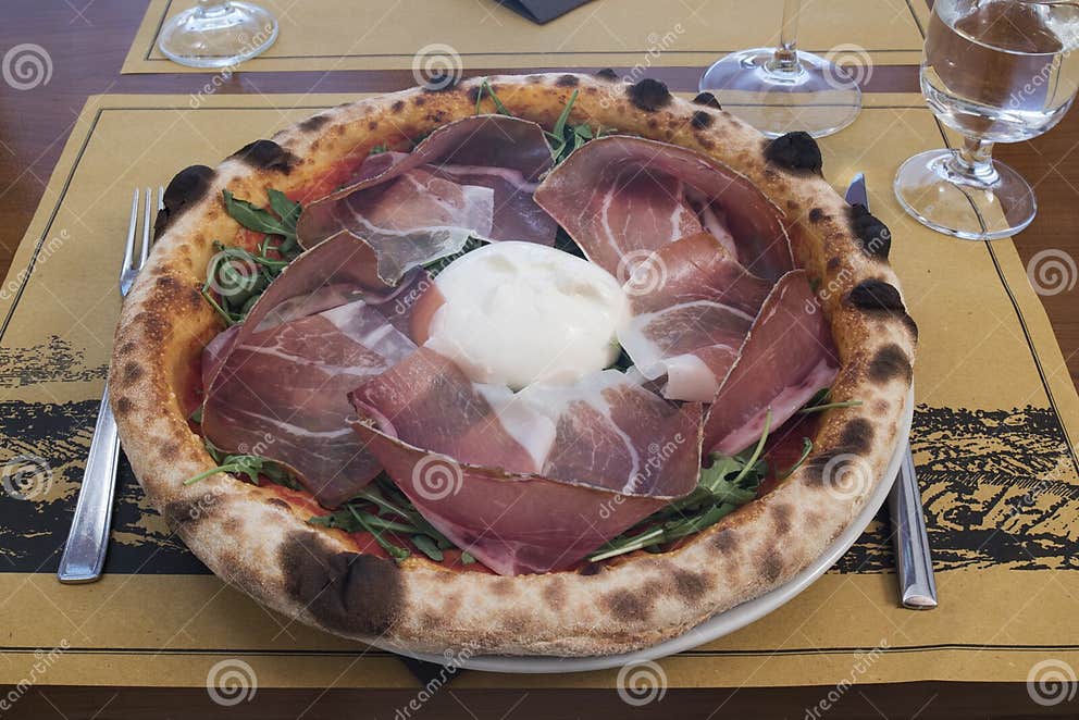 Pizza Mit Rohem Schinken Büffel-Mozzarella Und Stockfoto - Bild von ...