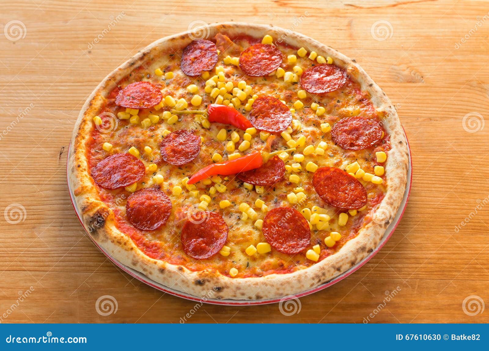 Pizza Mit Salami, Pepperonis Und Mais Stockfoto Bild von würzig