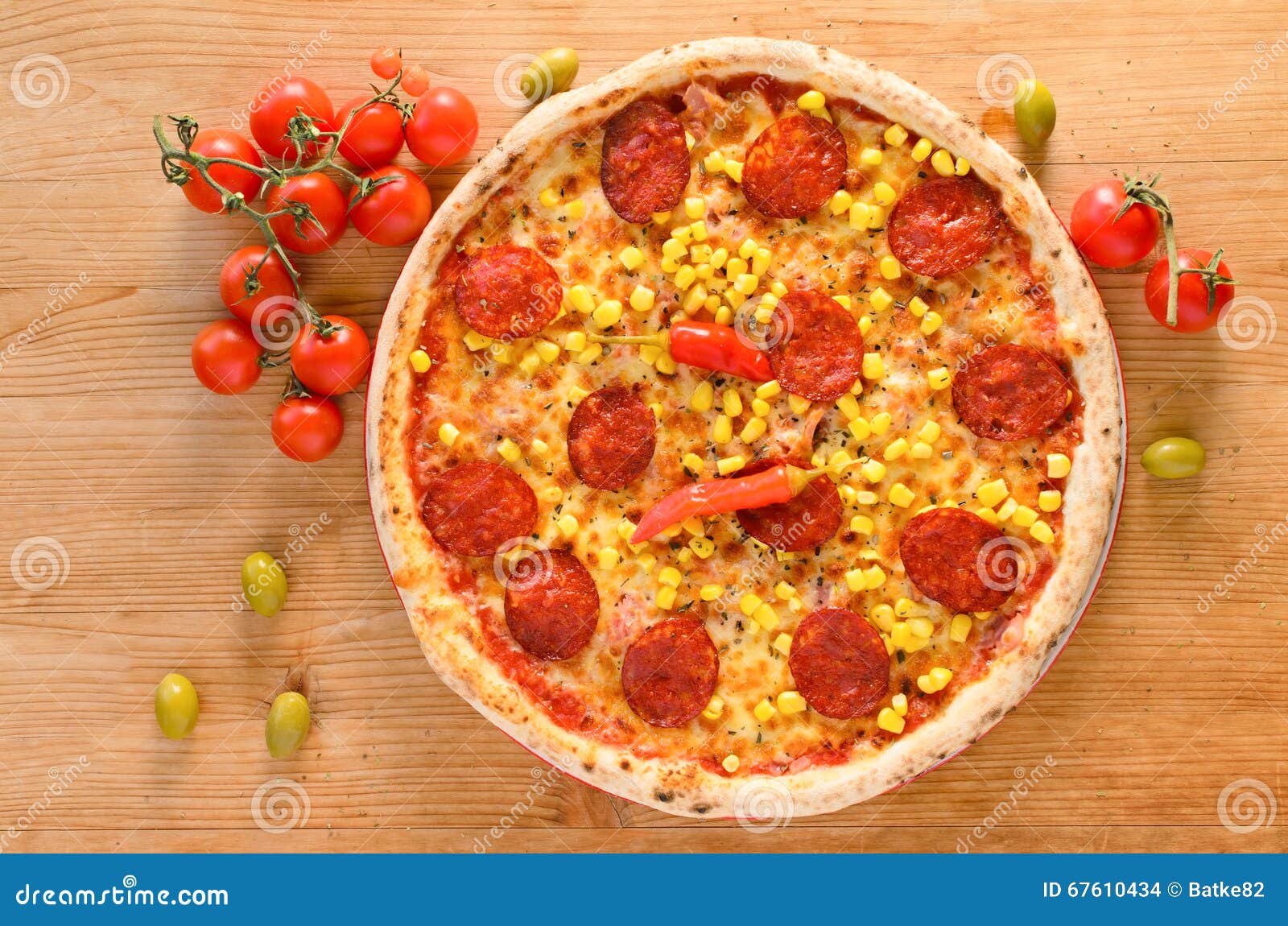 Pizza Mit Salami, Pepperonis Und Mais Draufsicht Stockfoto Bild von