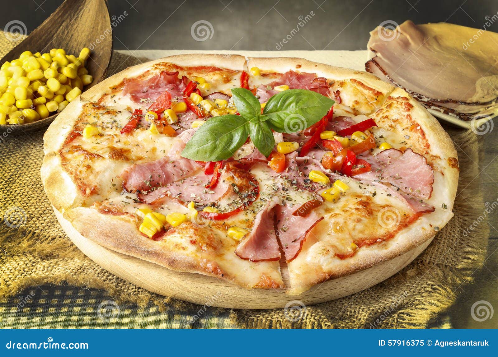 Pizza Mit Schinken, Mais Und Pfeffer Stockbild - Bild von italien ...