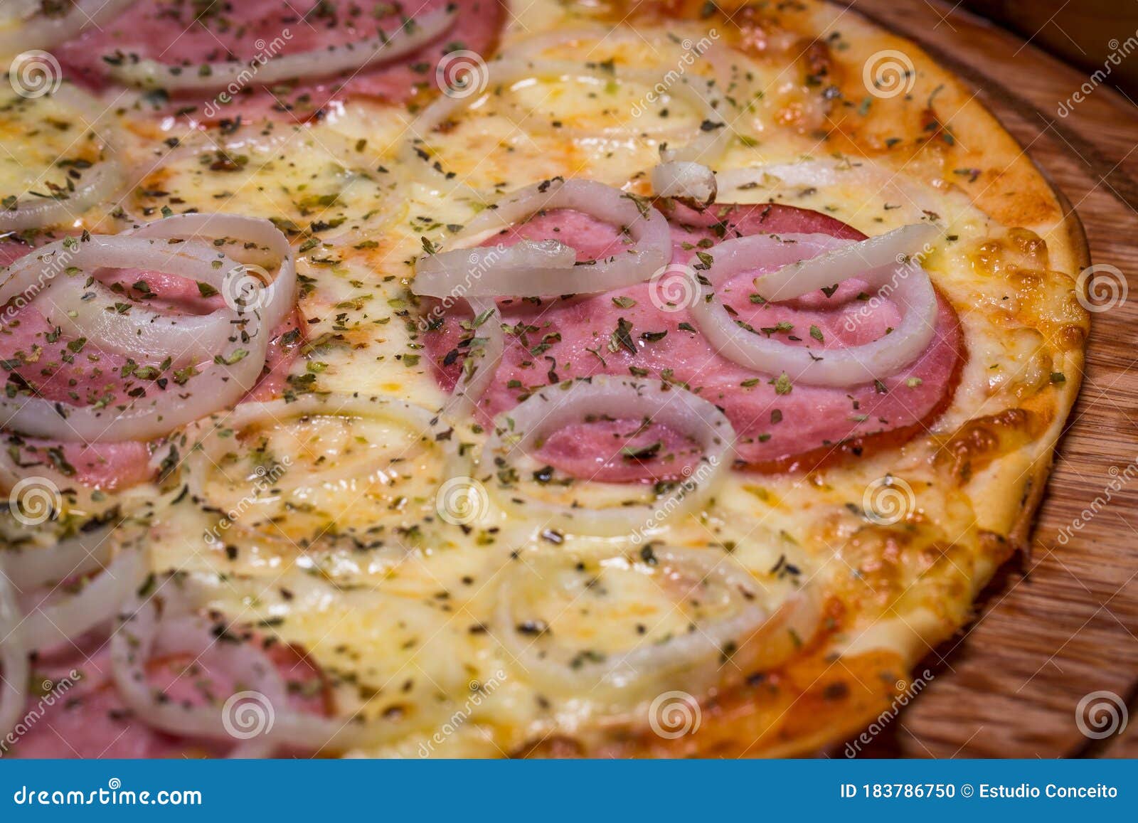 Pizza Mit Schinken Und Zwiebel Stockfoto - Bild von anlieferung ...