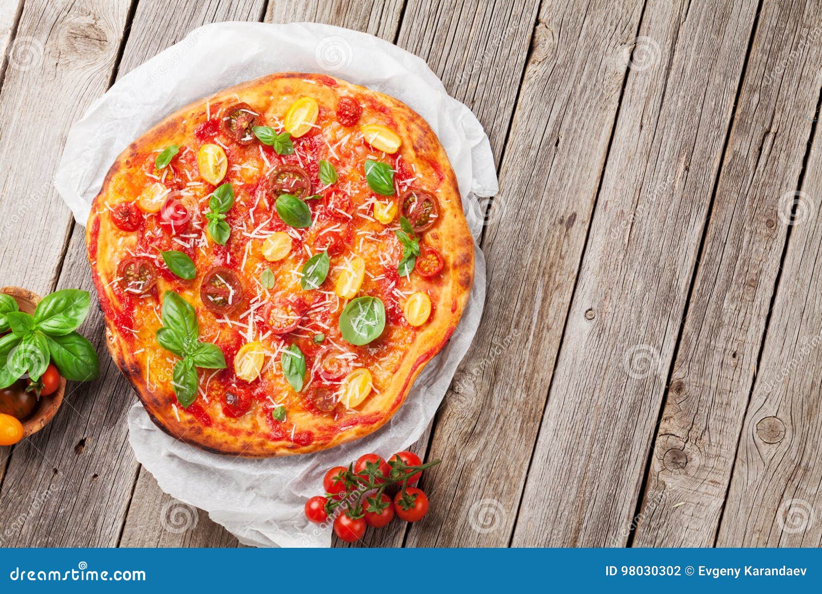 Pizza Mit Tomaten, Mozzarella Und Basilikum Stockfoto - Bild von ... Pizza Mit Tomaten, Mozzarella Und Basilikum Stockfoto - Bild von ...