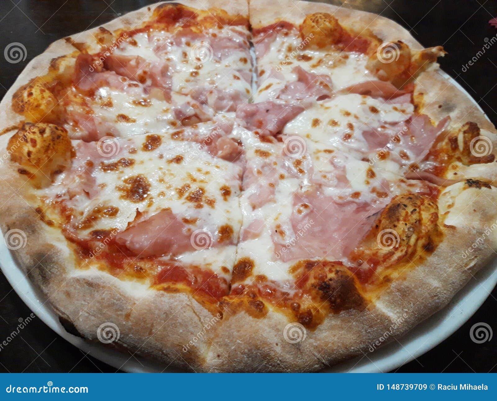 Pizza prosciutto e funghi stock image. Image of prosciutto 148739709