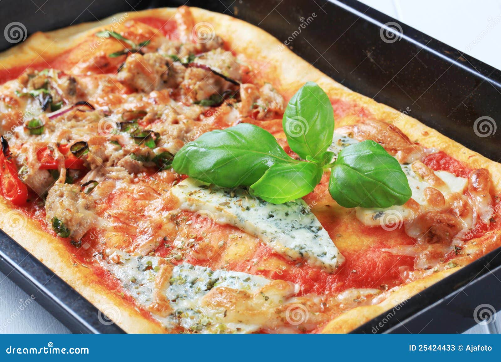 Pizza rectangular imagen de archivo. Imagen de italiano - 25424433