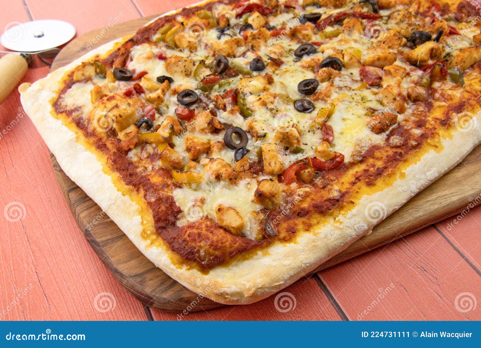 Pizza Rectangular Con Pollo Y Pimiento a La Parrilla Imagen de archivo ...