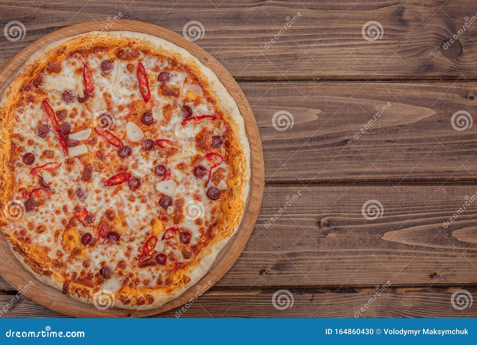 Pizza Restaurant菜单 美味的香肠辣比萨和辣椒质朴木桌上的披萨库存照片 图片包括有旧货 干酪