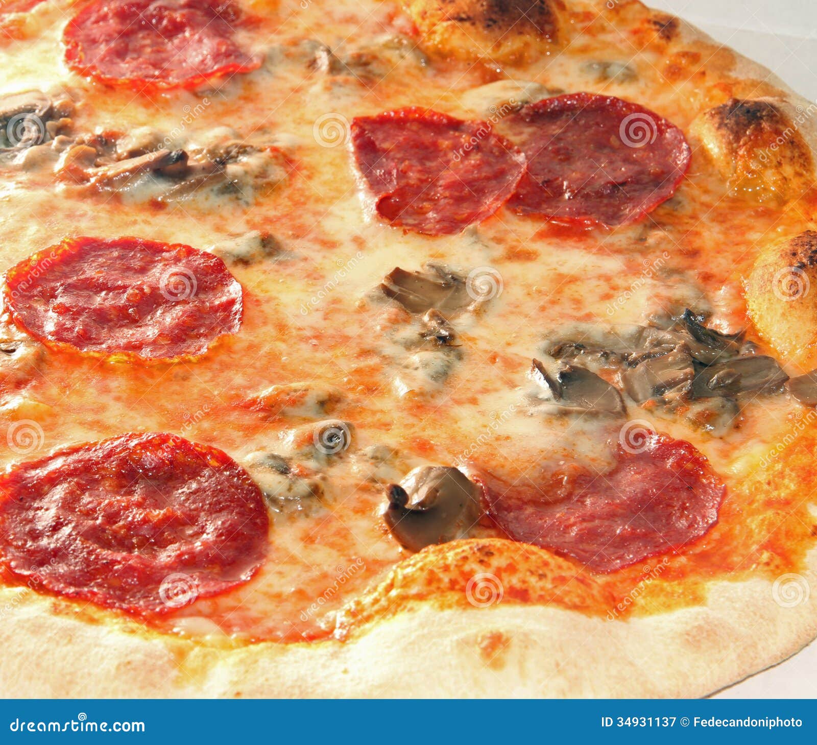 Pizza Saboroso Com Pepperoni E Cogumelos Imagem de Stock Imagem de