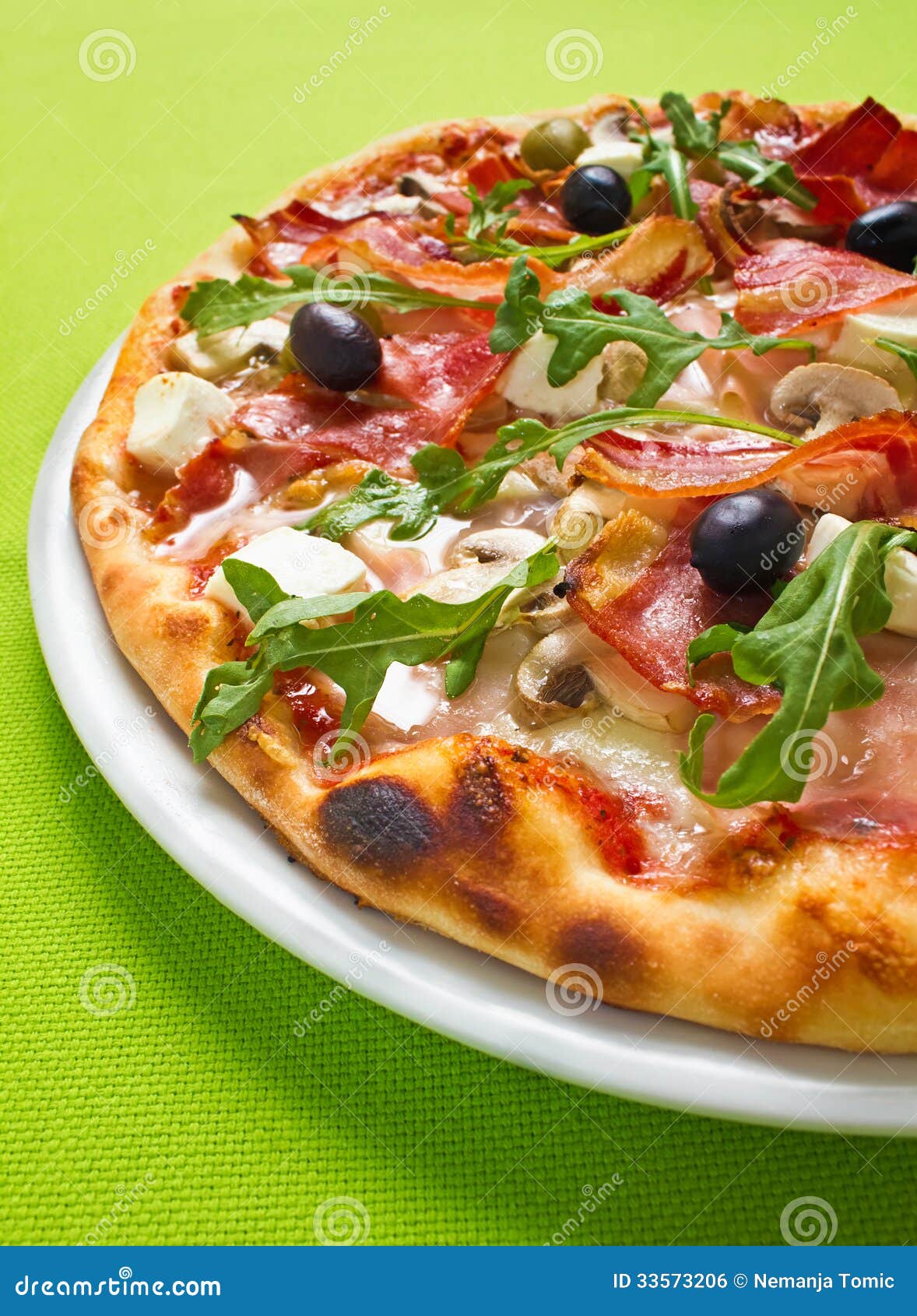 Pizza verde fotografia stock. Immagine di fuso, fogli - 33573206