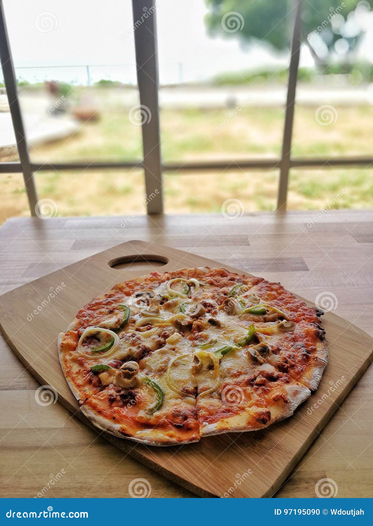 Pizza Yummy foto de stock. Imagem de forno, gostoso, fatia 97195090