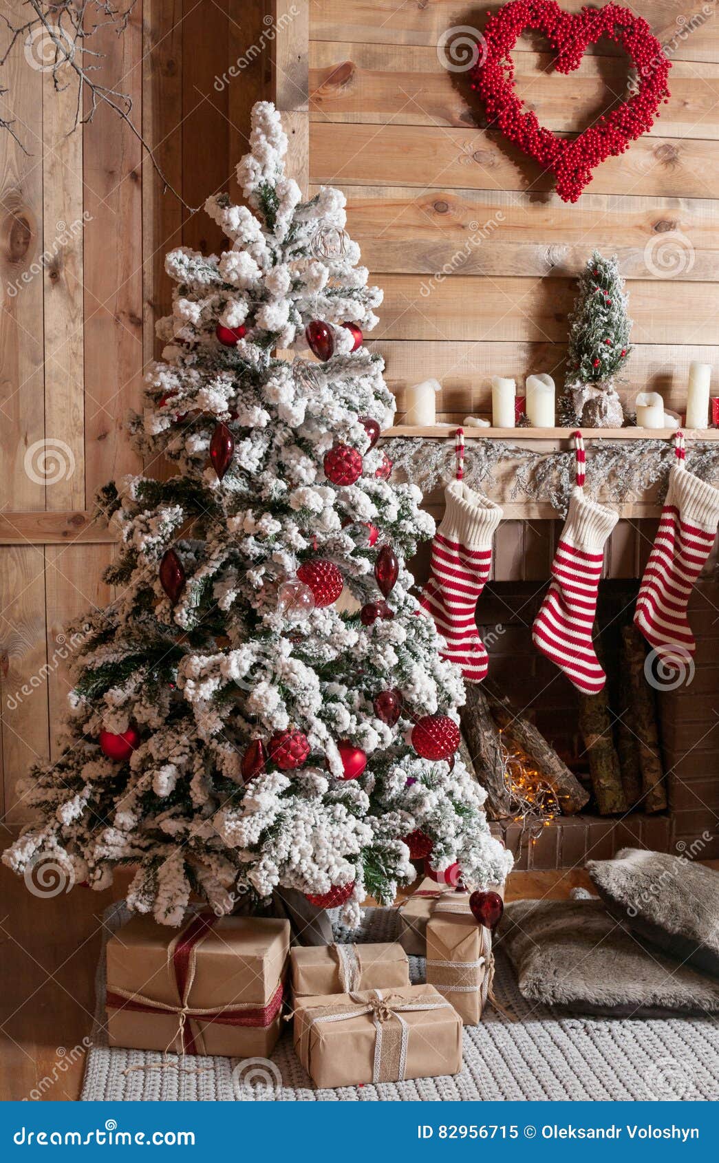 Pièce Décorée De Noël Avec Le Bel Arbre De Sapin Image stock - Image du