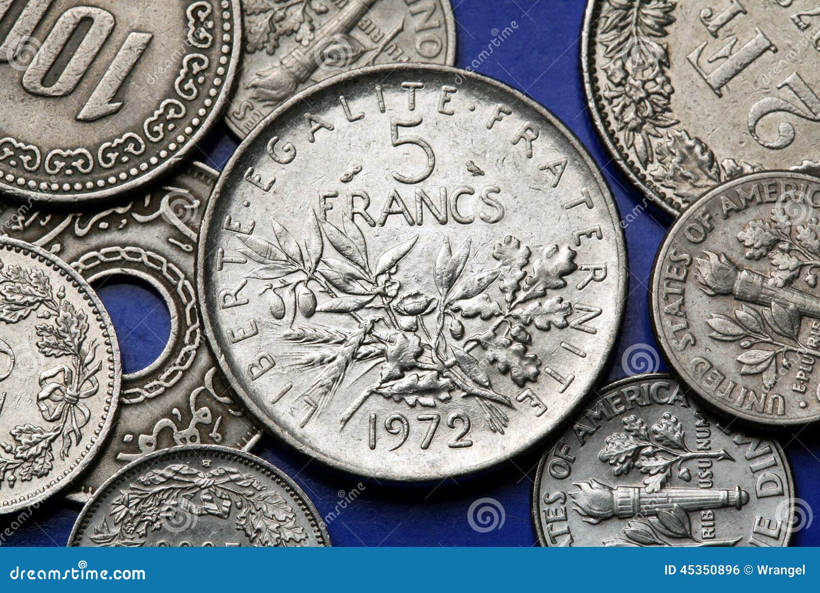 Pièces de monnaie des Frances Branches d'olive et de chêne représentées dans la vieille pièce de monnaie du franc cinq français