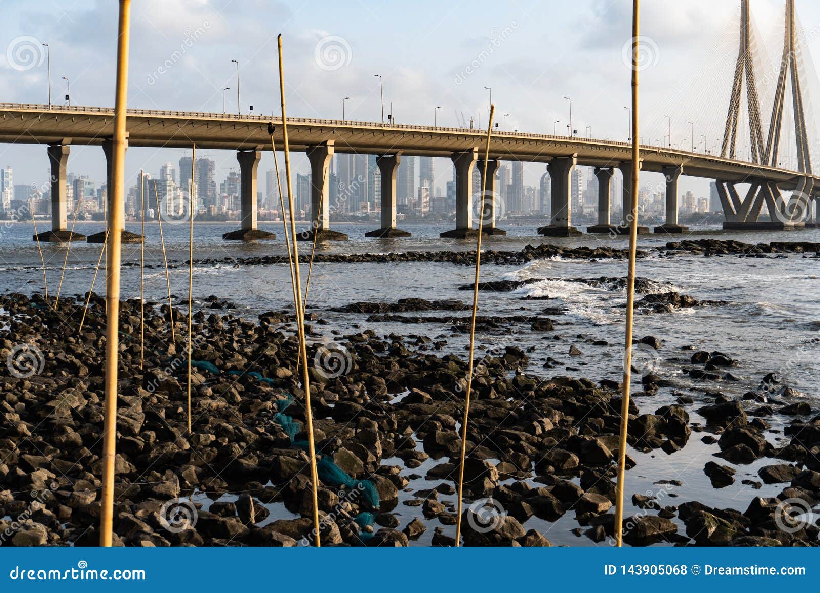 Pièges de poissons dans Mumbai. Grands pièges de poissons employés par le pêcheur près de Bandra dans Mumbai Bandra- Worli Sealink à l'arrière-plan