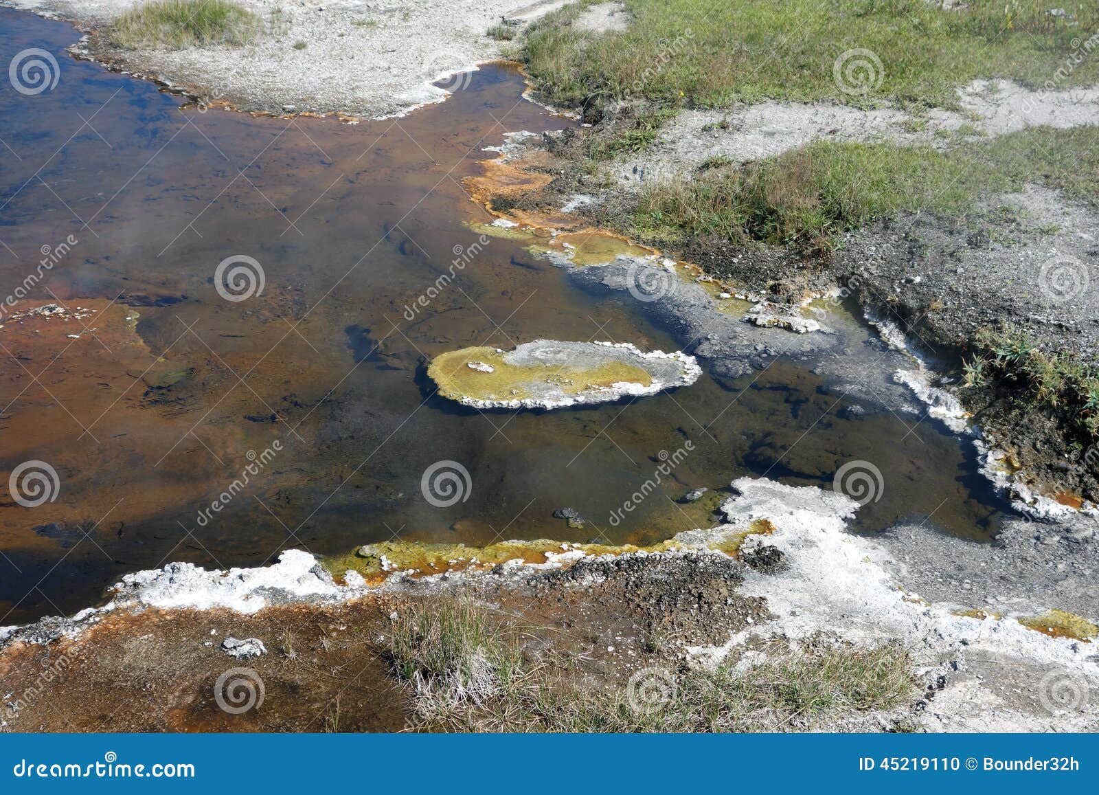 Piękna kaldera przy Yellowstone parkiem narodowym. Zakończenie gorąca woda barwił kopalinami przy powulkanicznym krajobrazem w Wyoming