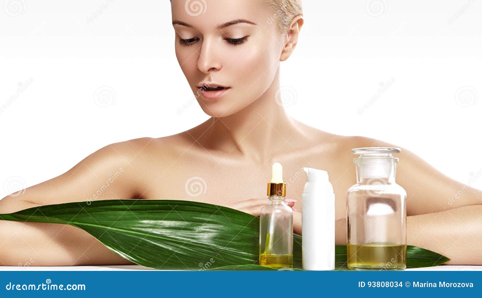 Piękna kobieta stosuje organicznie kosmetyka i oliwi dla piękna zdroju wellness Model z Czystą skórą, błyszczący włosy Opieka zdrowotna