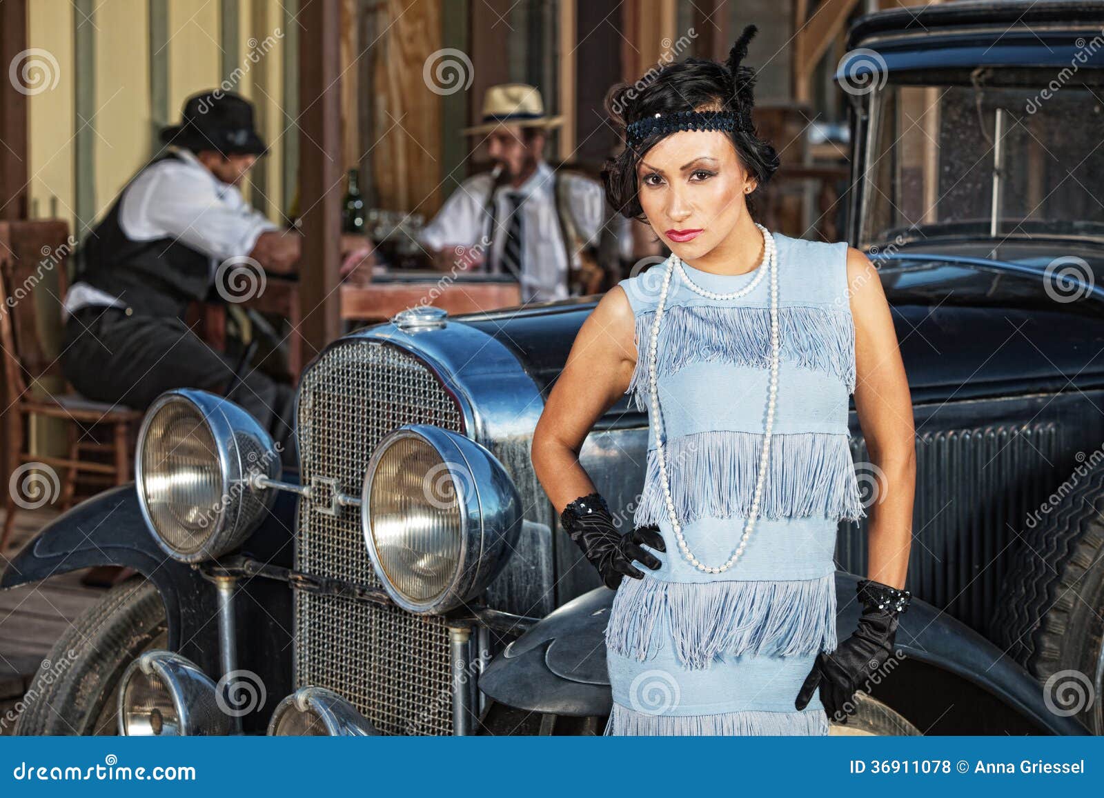 Piękna kobieta w błękicie. Piękni 1920s żeńscy w błękitnym pobliskim retro samochodzie