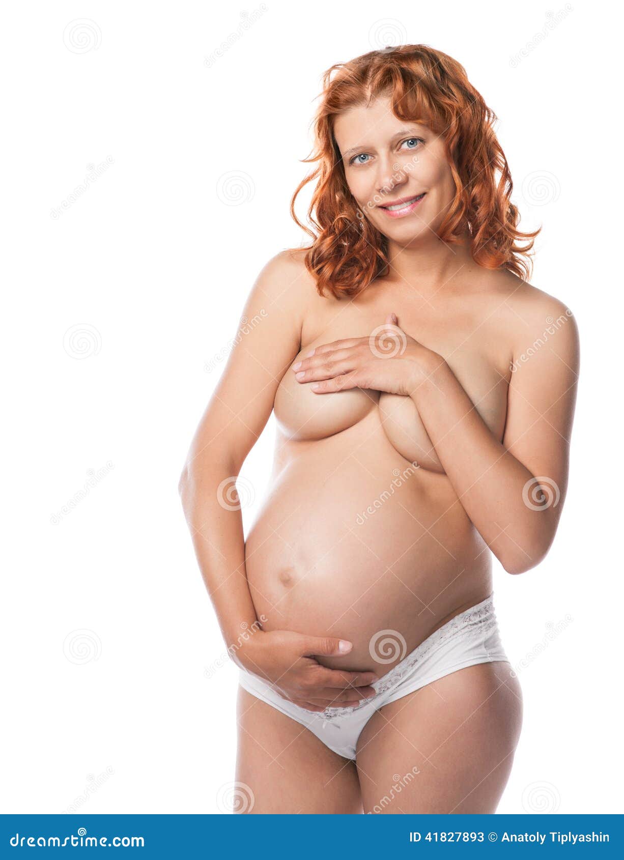 Piękna kobieta w ciąży w bieliźnie nad białym tłem