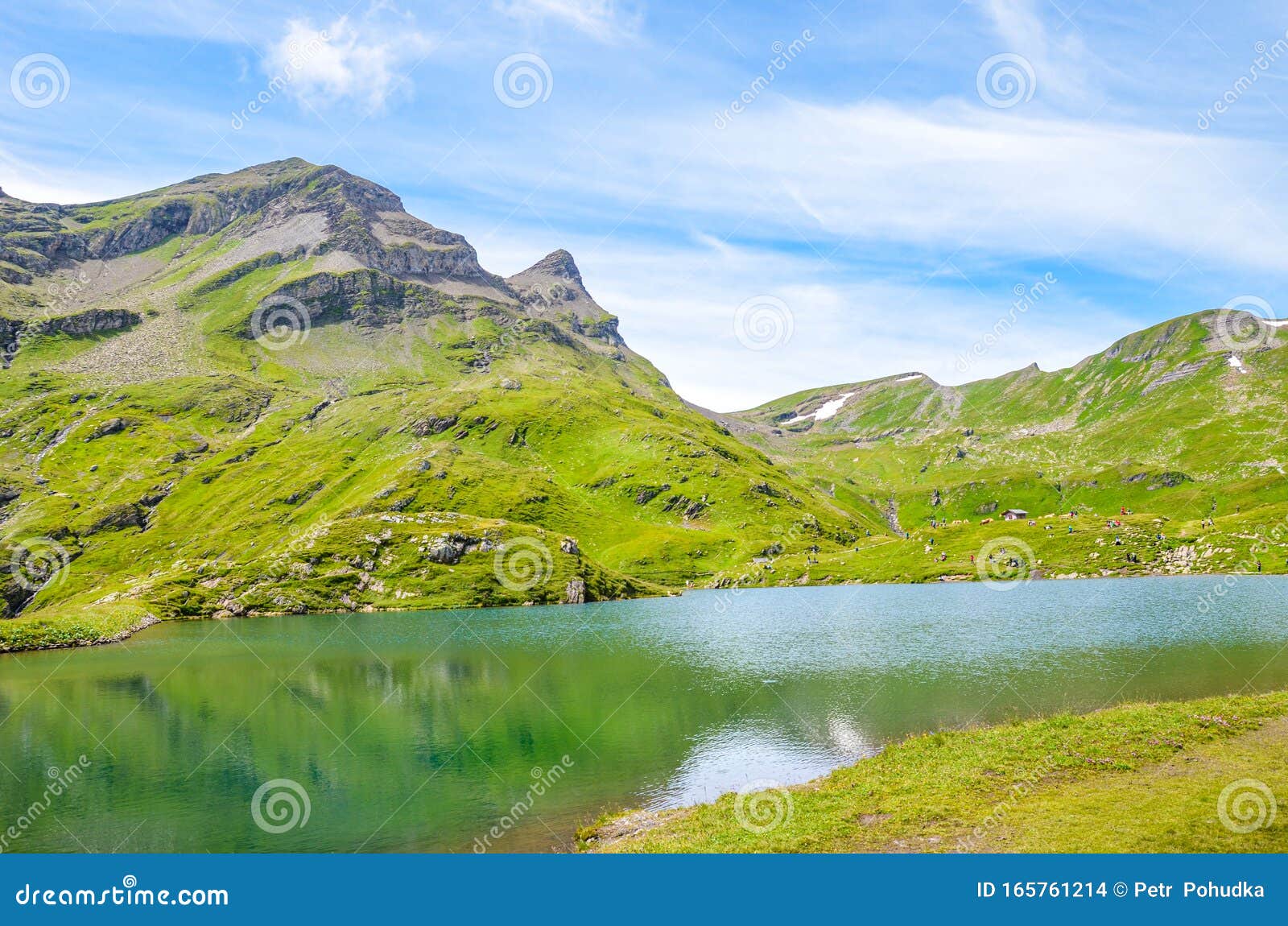 Piękne jezioro Bachalpsee w Alpach Szwajcarskich w sezonie letnim Jezioro alpejskie i krajobraz Popularny cel turystyczny na ścieżce z Grindelwald Zabytki Szwajcarii