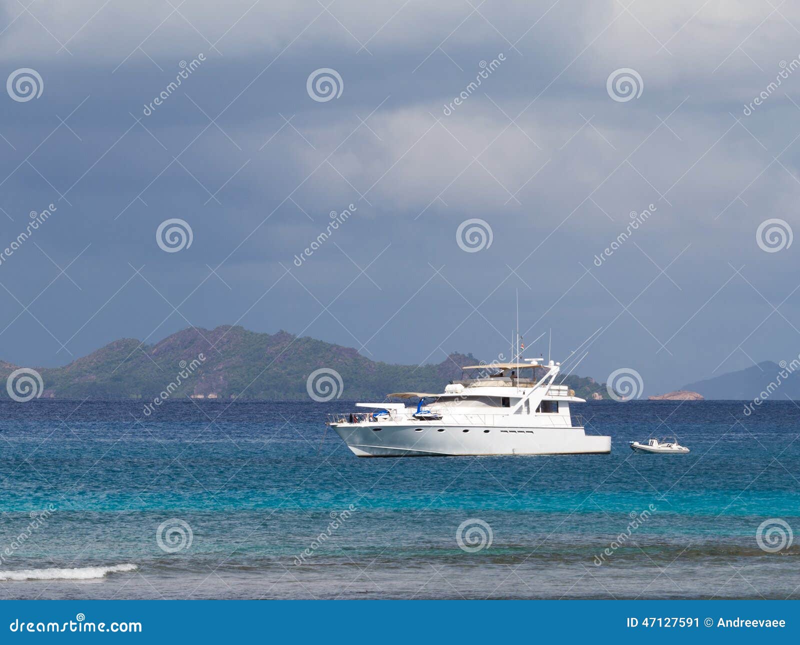 Piękny biały yach. Piękny biały jacht z wybrzeża Seychelles
