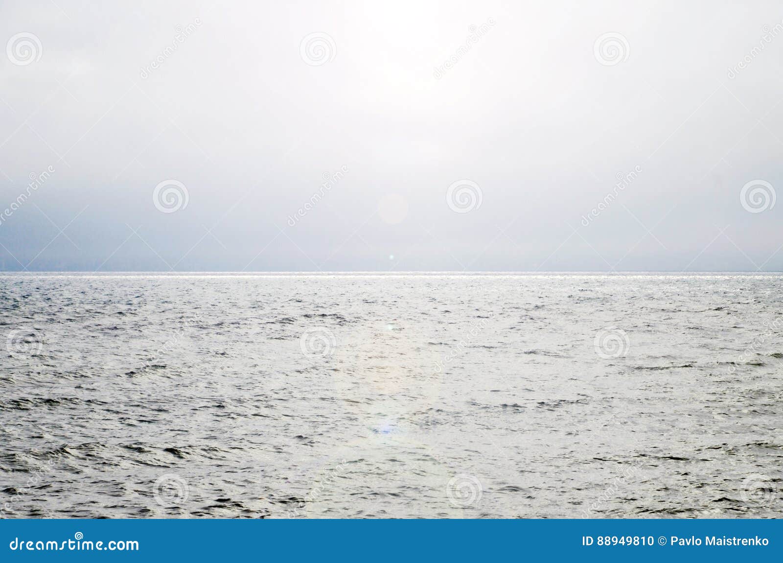 Piękny denny ocean w słonecznym dniu. Denny widok od tropikalnej plaży z pogodnym niebem Piękna Denna ocean plaża, niebo w lecie