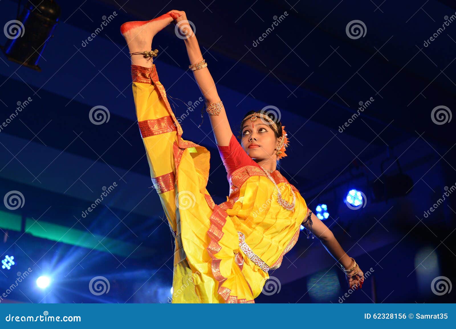 Piękny dziewczyna tancerz Indiański klasyczny taniec. Młody piękny kobieta tancerza eksponent Indiański klasyczny taniec